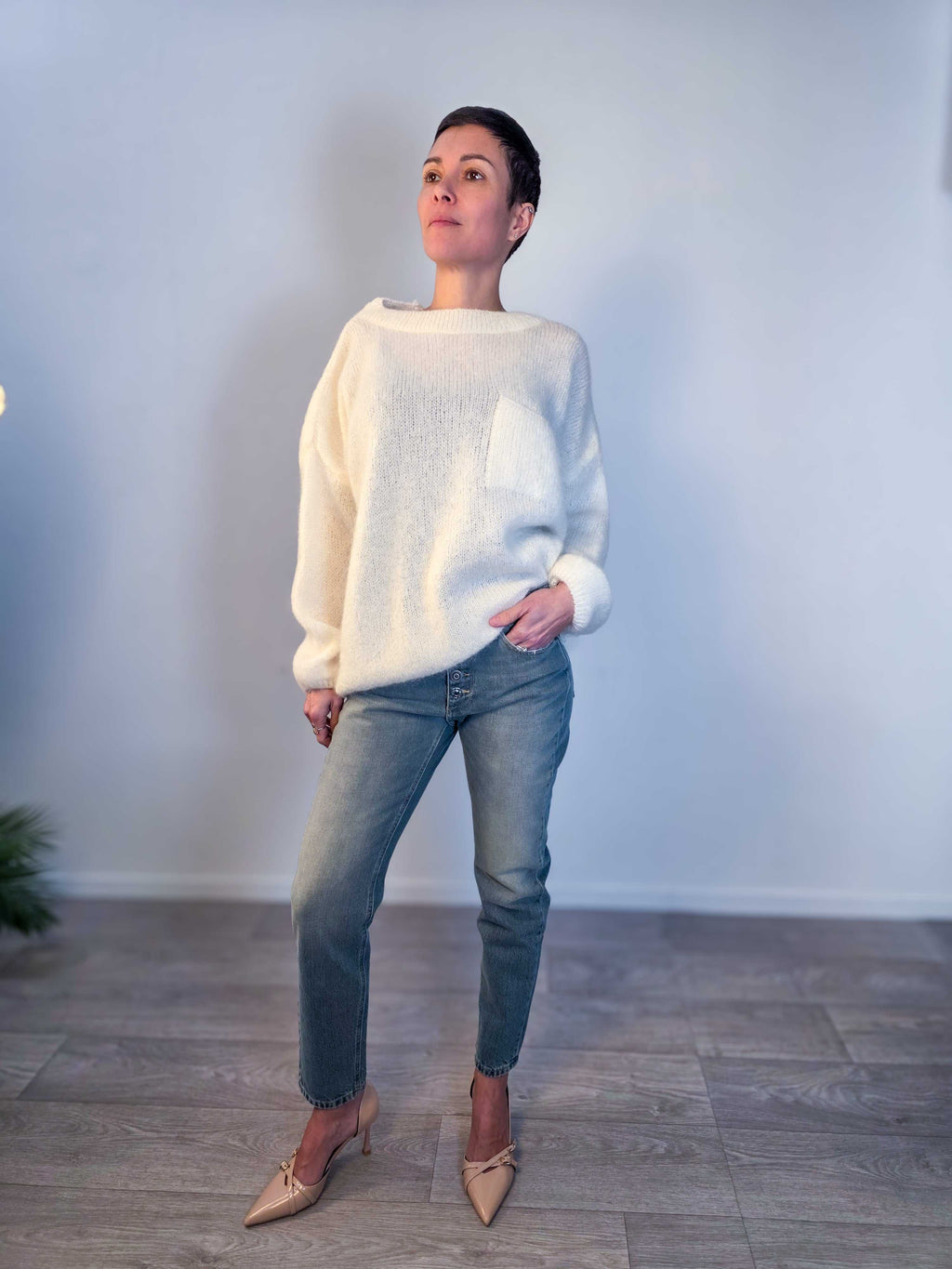 Maglione con fiocco in mohair caldo e morbido con taschino sul davanti e fiocco in raso sul collo, perfetto per le feste.