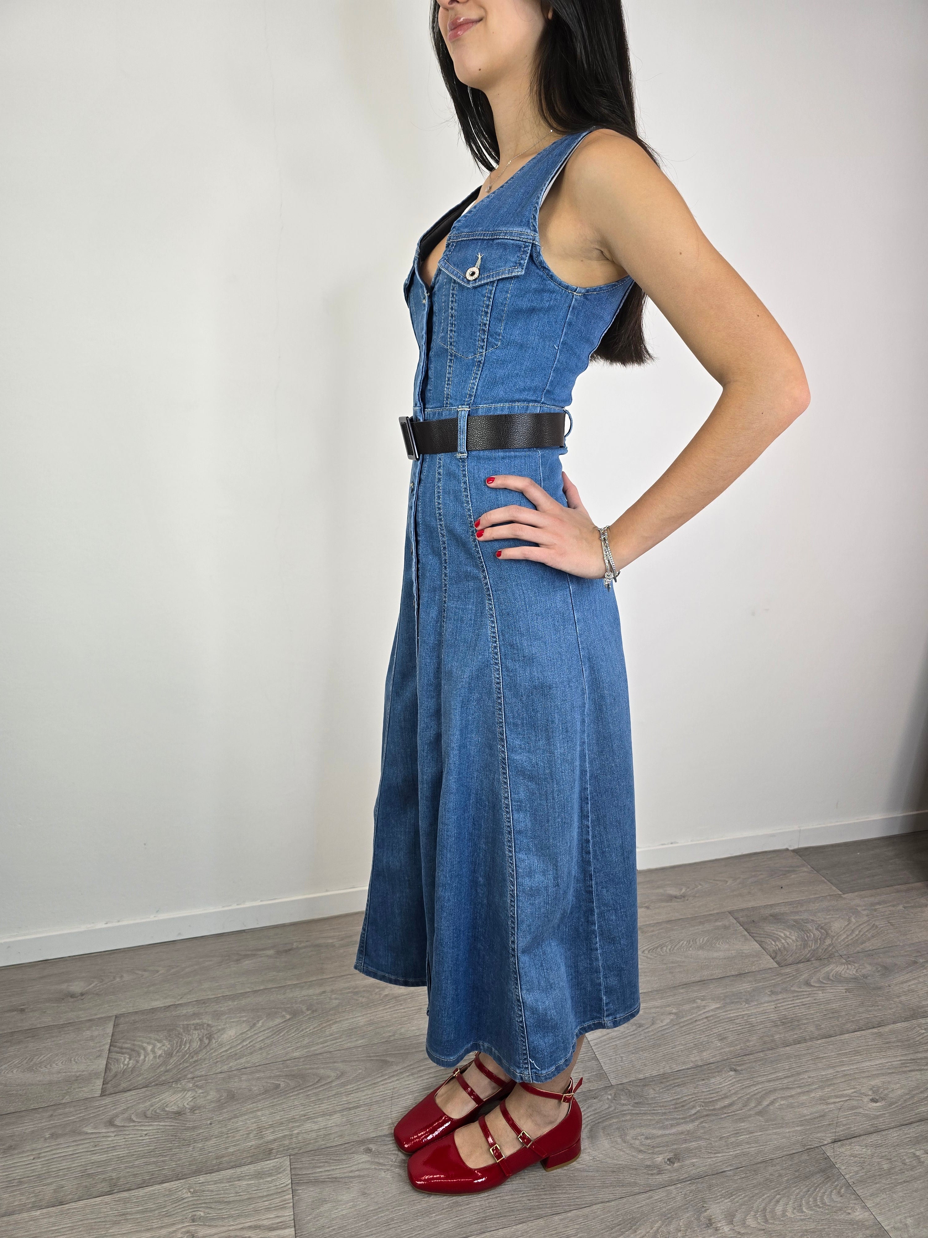 Please abito indossa da modella di lato