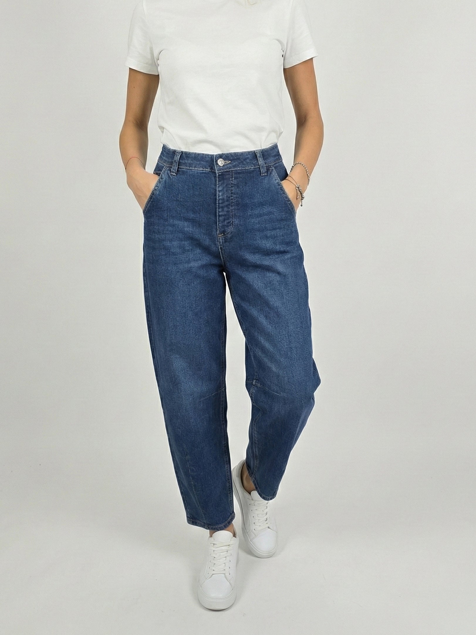 Please jeans baggy fit blu indossato vista frontale gambe e sneakers