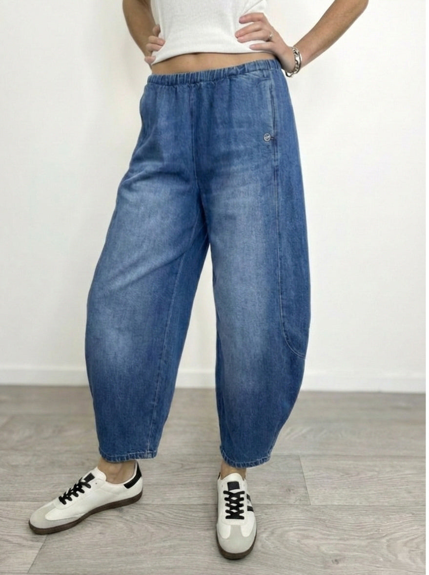 Please jeans modello balloon indossato 