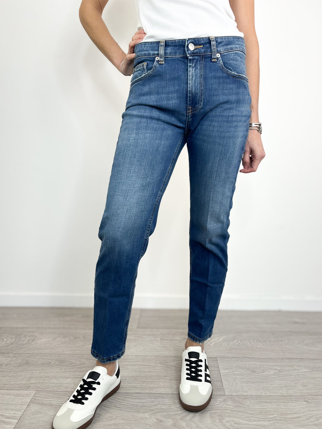 Vicolo jeans daisy crop indossato 