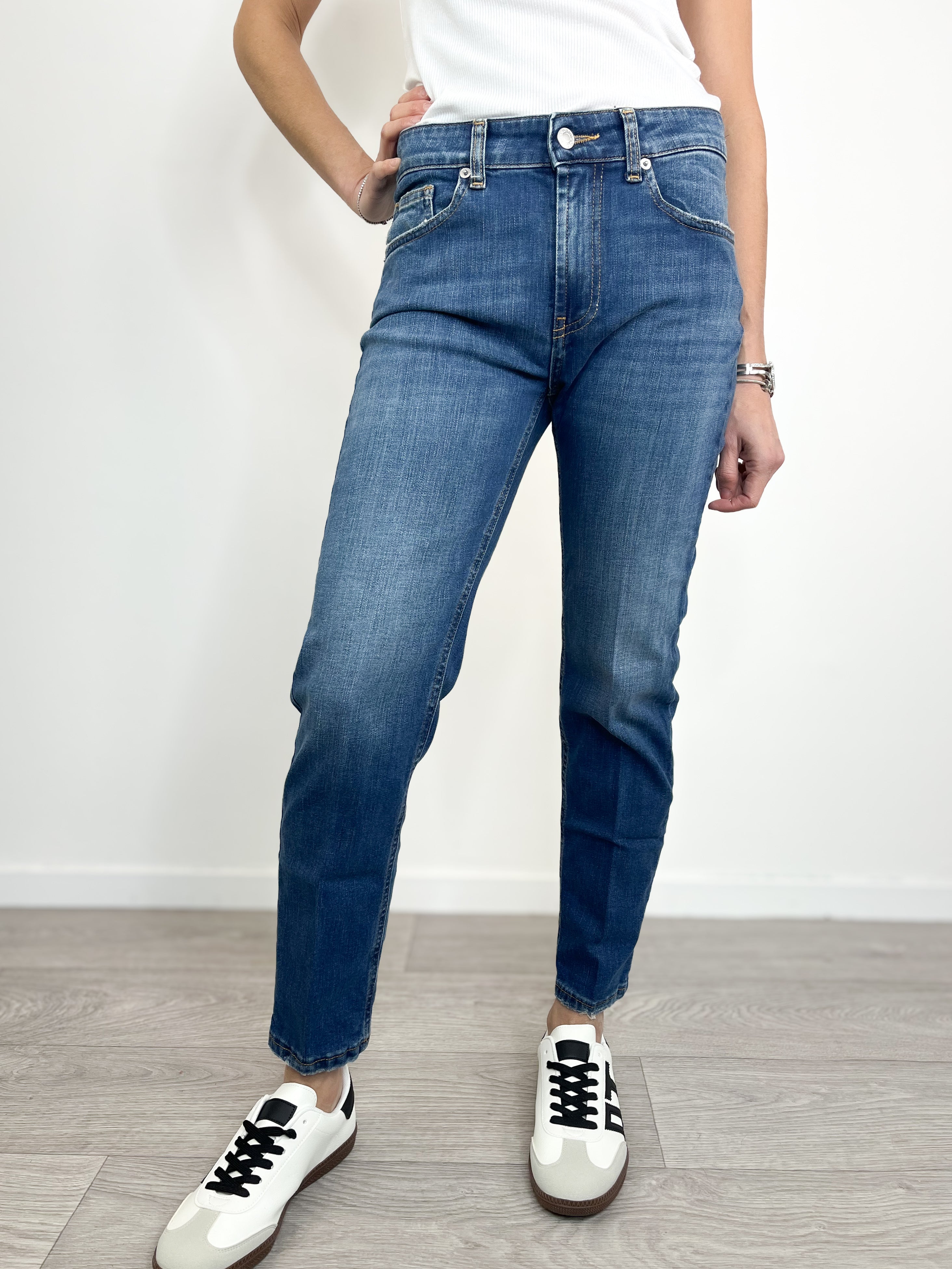 Vicolo jeans daisy crop indossato 