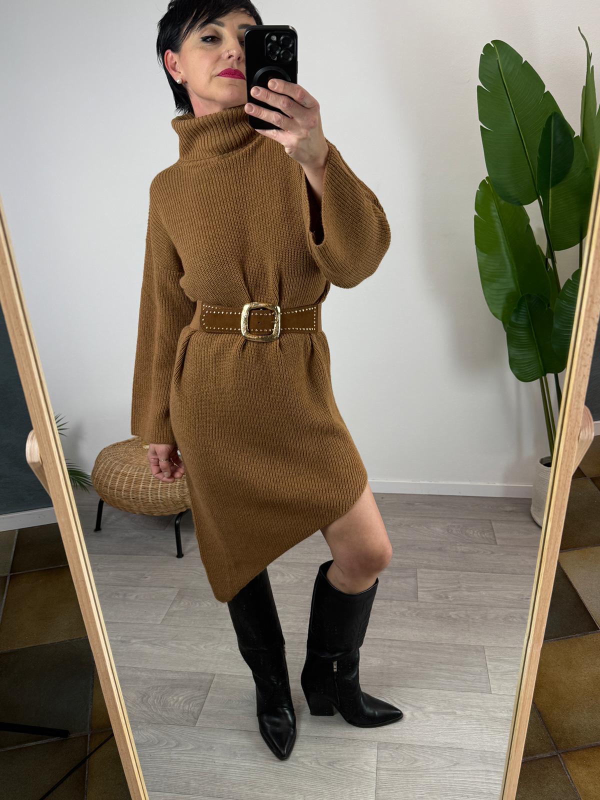 abito dolcevita asimmetrico color toast kontatto indossato su modella con cintura non inclusa