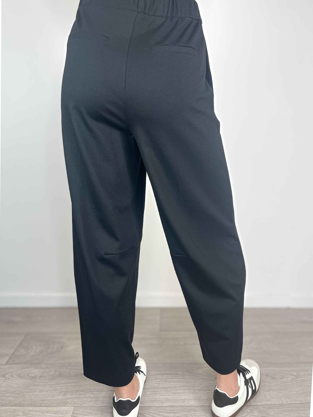 Please - Pantalone baggy in viscosa con elastico - Nero