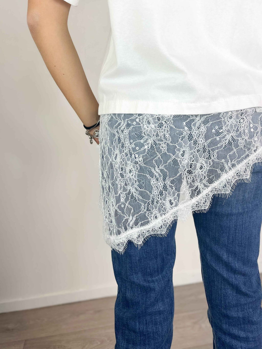 Kikisix - T-shirt con pizzo asimmetrico - Bianco
