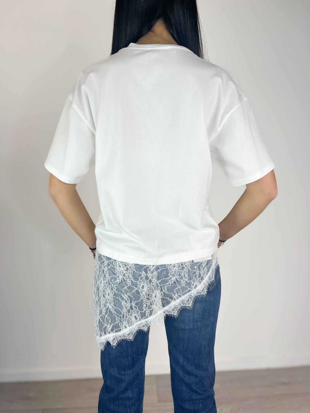 Kikisix - T-shirt con pizzo asimmetrico - Bianco