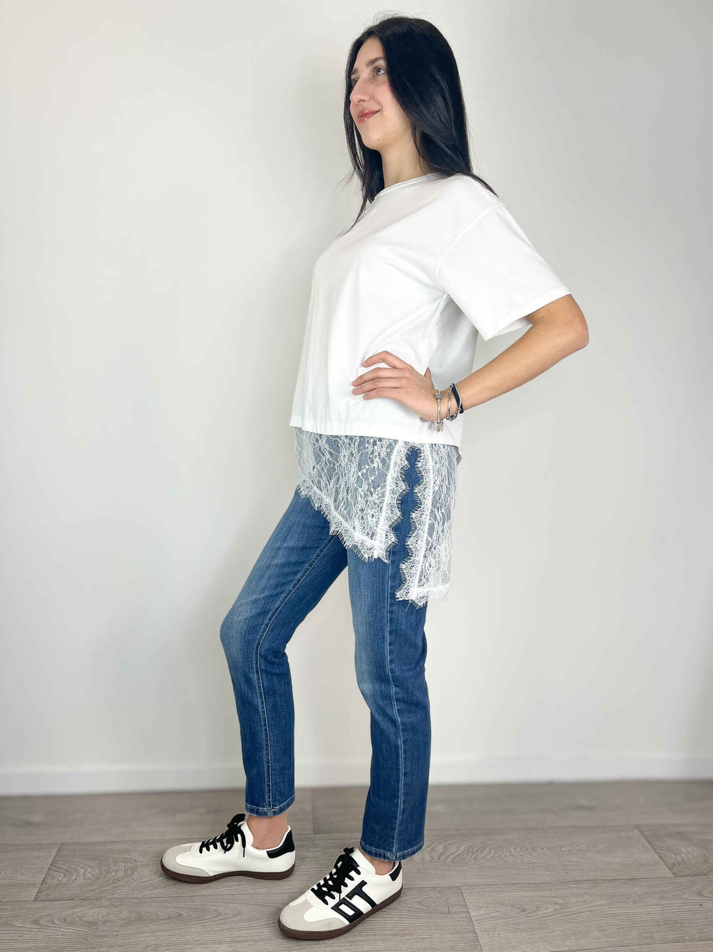 Kikisix - T-shirt con pizzo asimmetrico - Bianco