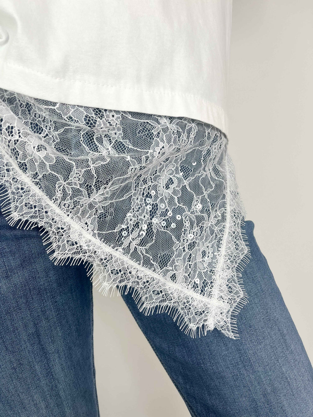 Kikisix - T-shirt con pizzo asimmetrico - Bianco