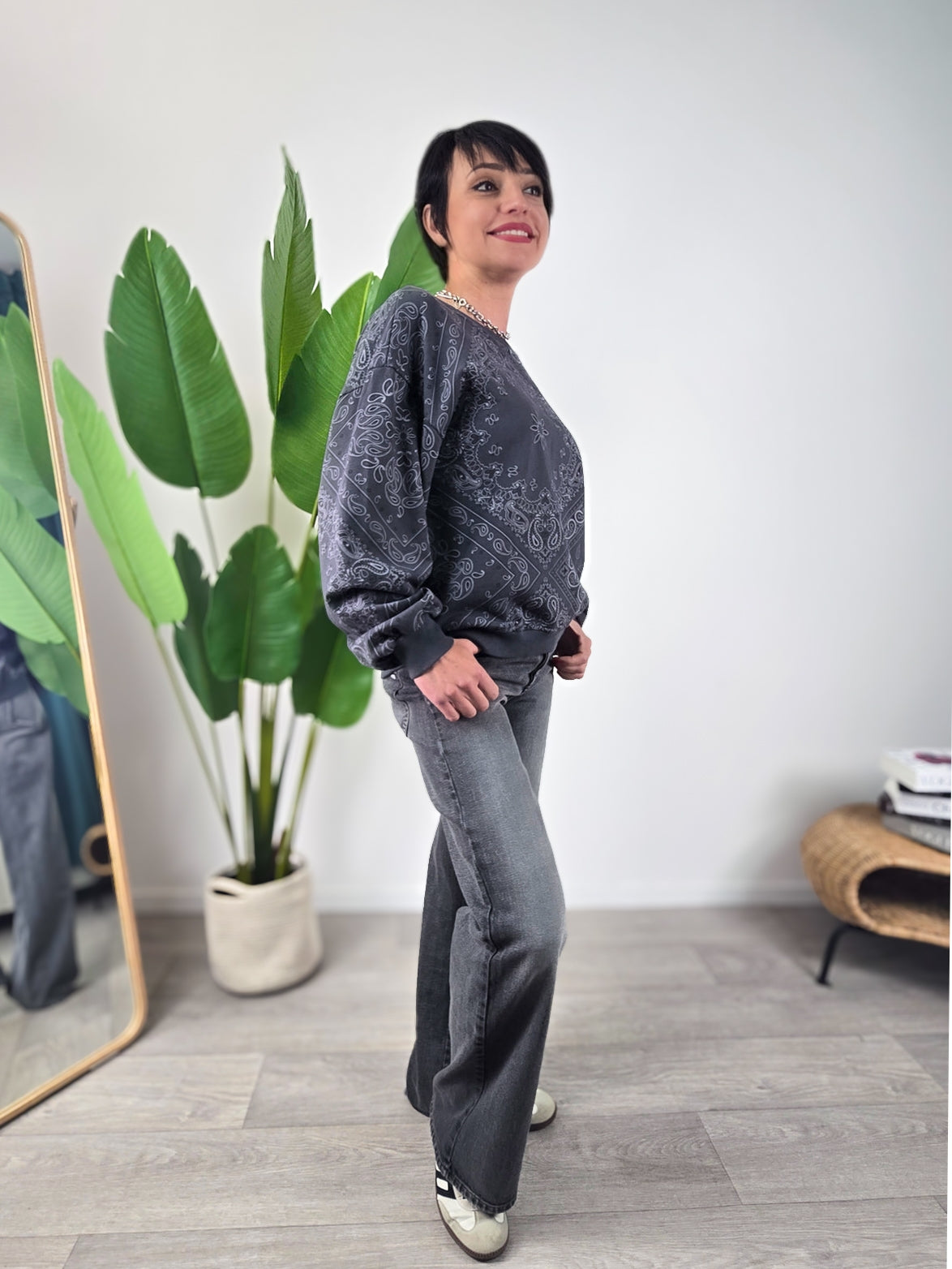 Look laterale con felpa Kontatto fantasia bandana antracite abbinata a denim grigio