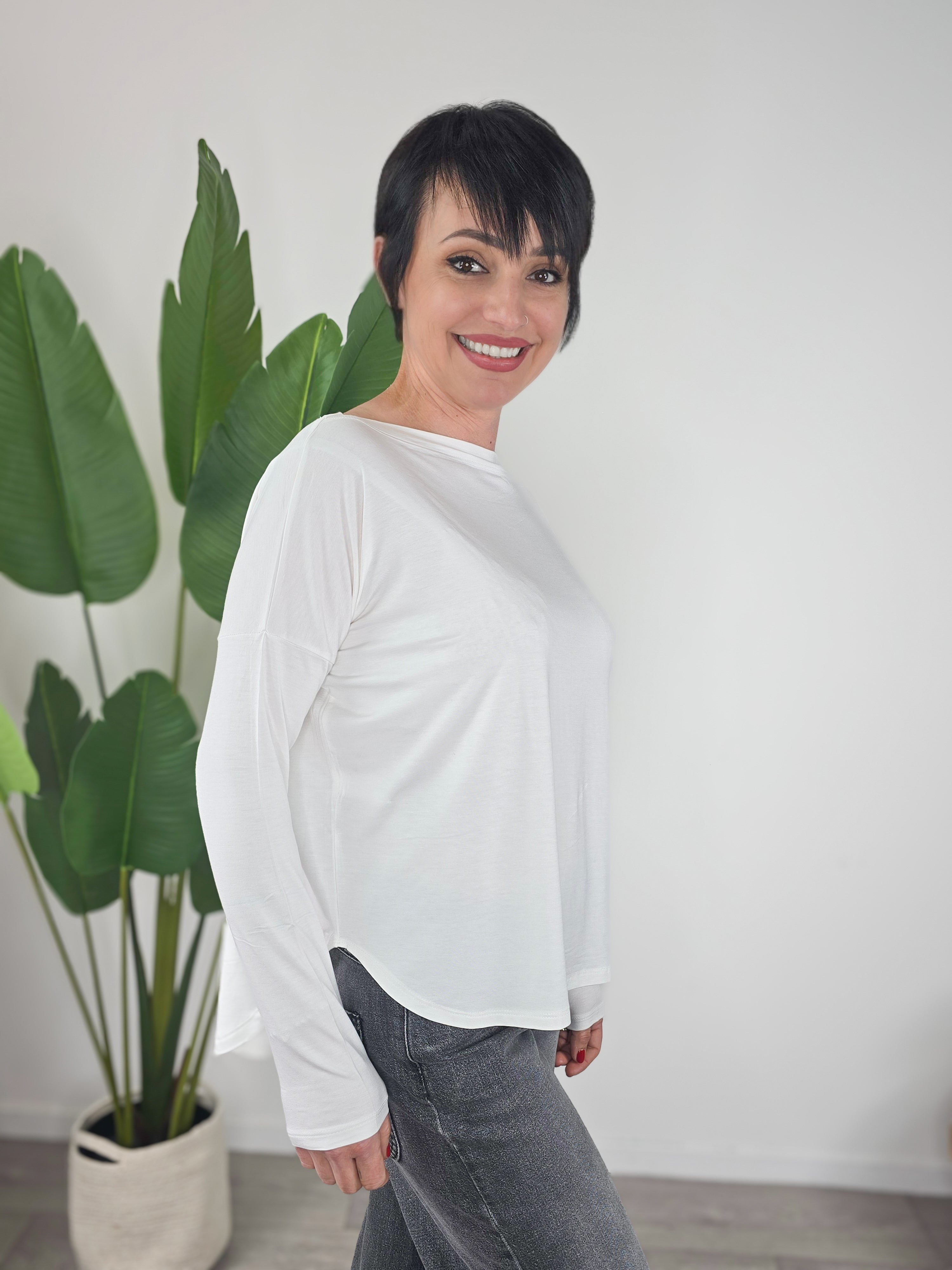 Maglia bianca Kontatto con scollo a barchetta e taglio a scatola, vista laterale su modella.