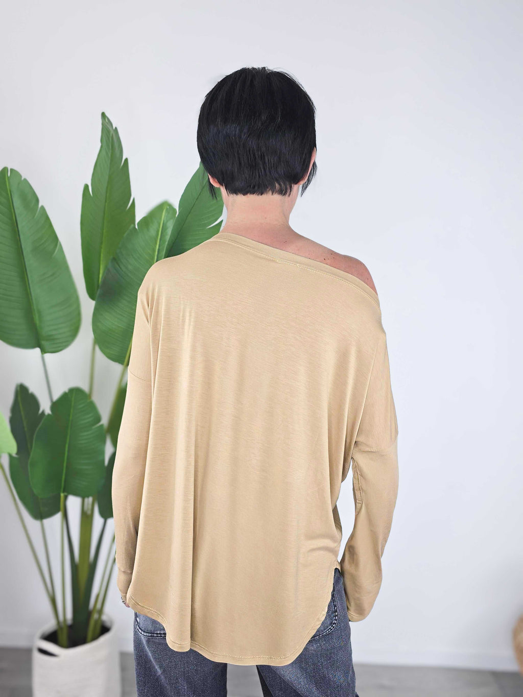 Retro della maglia Kontatto color caramello con vestibilità morbida e taglio a scatola indossata da modella