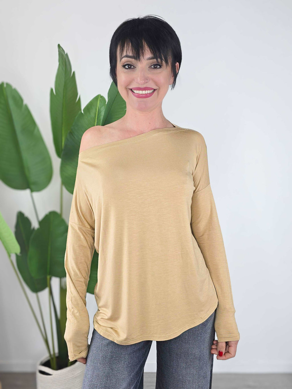 Modella indossa maglia Kontatto color caramello con scollo a barchetta e taglio a scatola, vista frontale