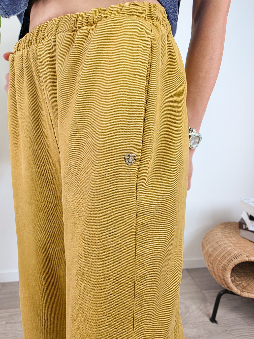 Pantalone balloon Please giallo senape dettaglio logo metallico fianco