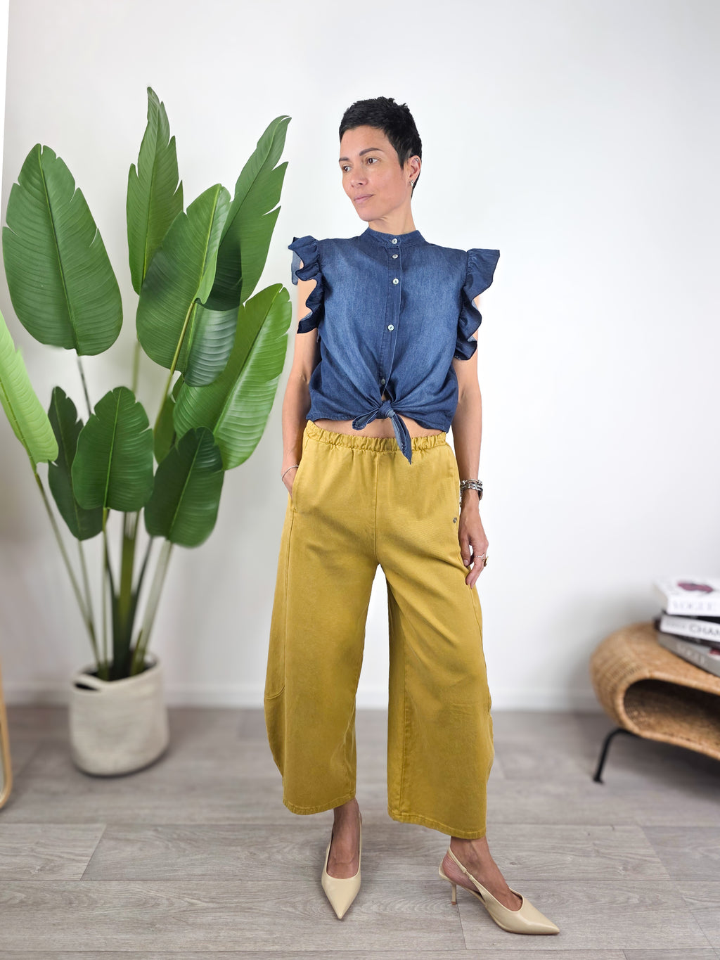 pantalone-balloon-please-giallo-senape-look-camicia-chambray
