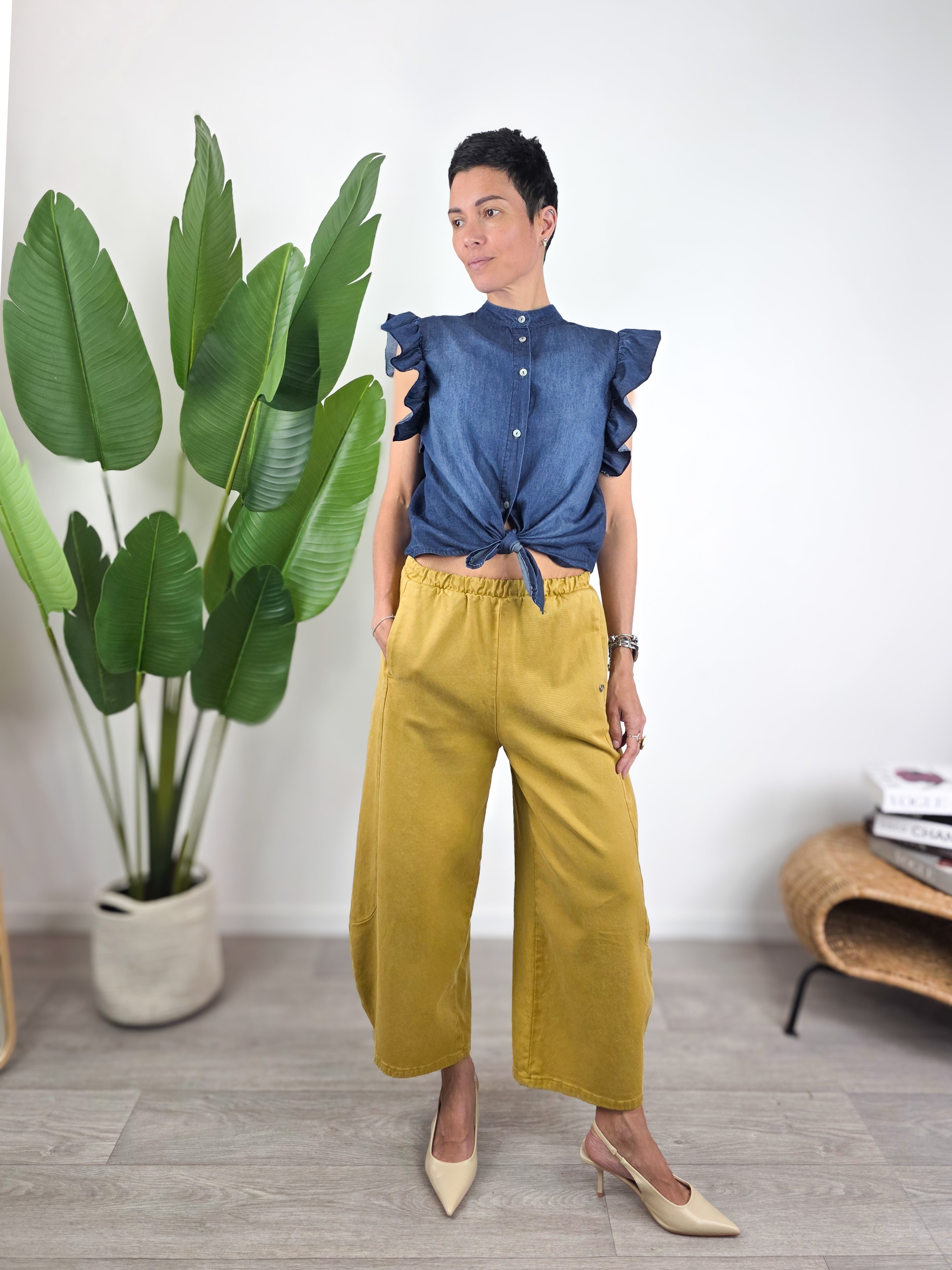 pantalone-balloon-please-giallo-senape-look-camicia-chambray