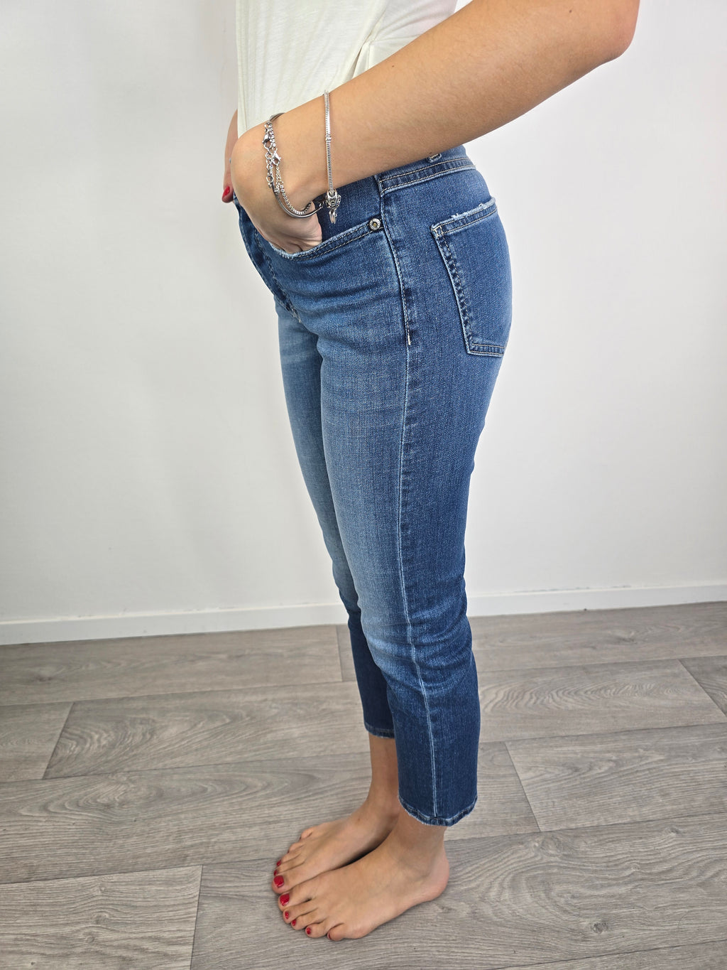 Please denim basico indossato da modella