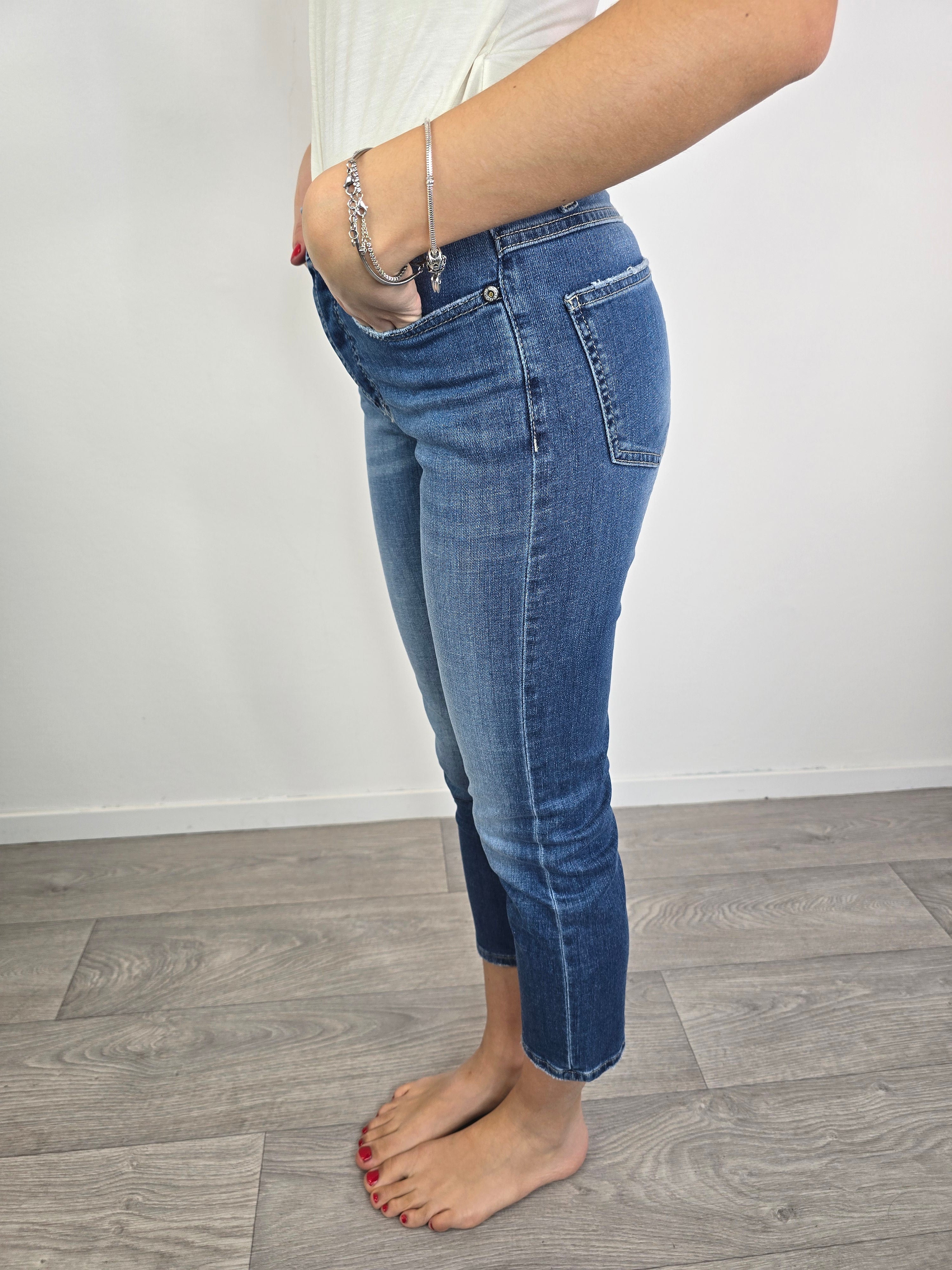 Please denim basico indossato da modella