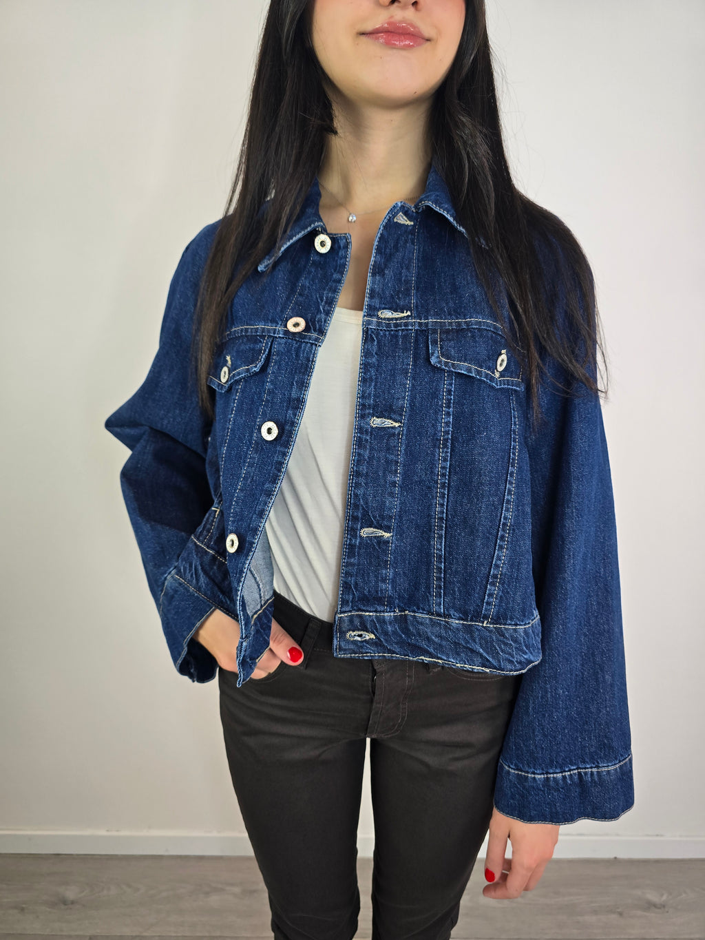 Please giubbino in jeans indossato da modella