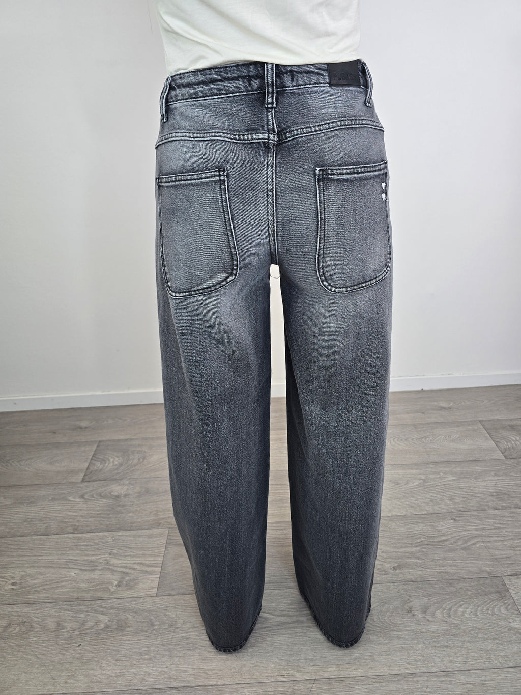 Please jeans a palazzo indossato vista lato b