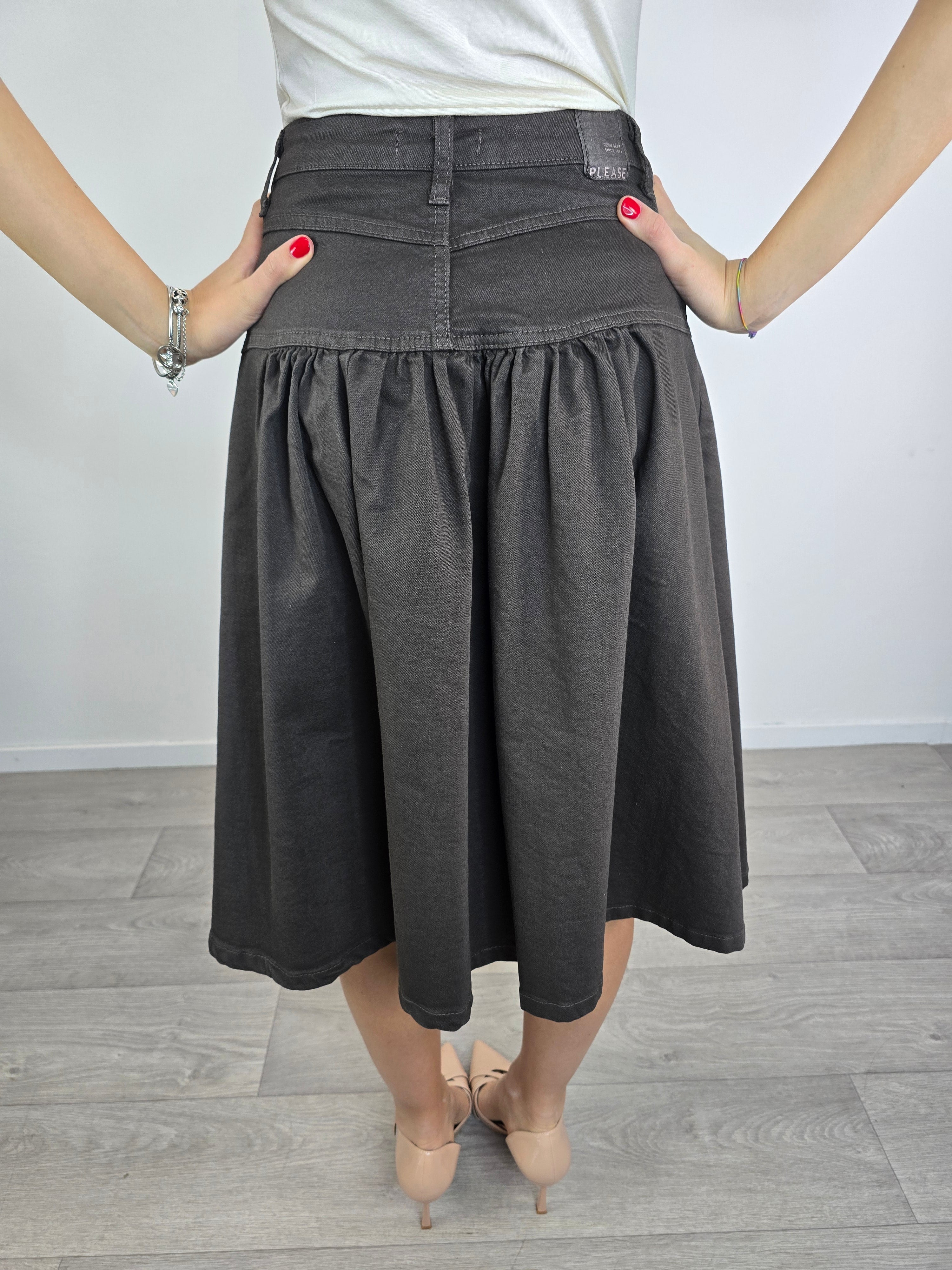 Please gonna da dietro indossata da modella 170 cm