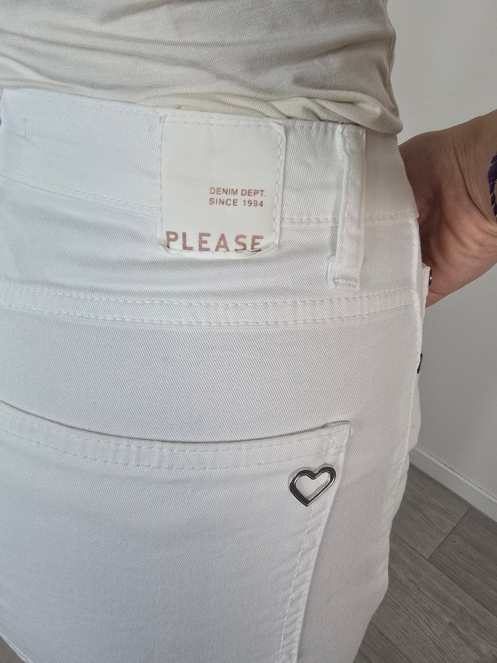 Please dettaglio logo e salpa su pantalone