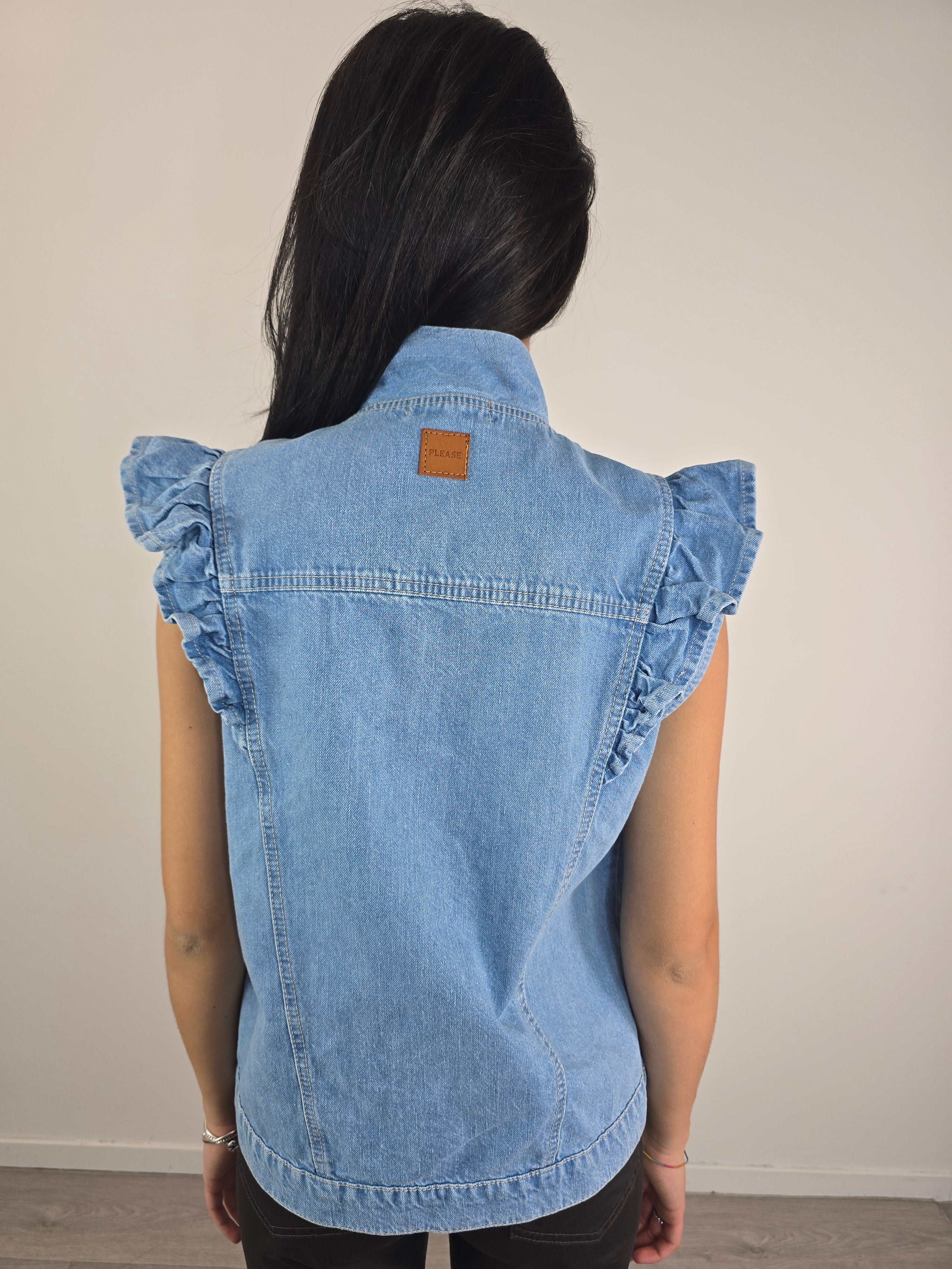 Please gilet in denim indossato da modella, vista retro