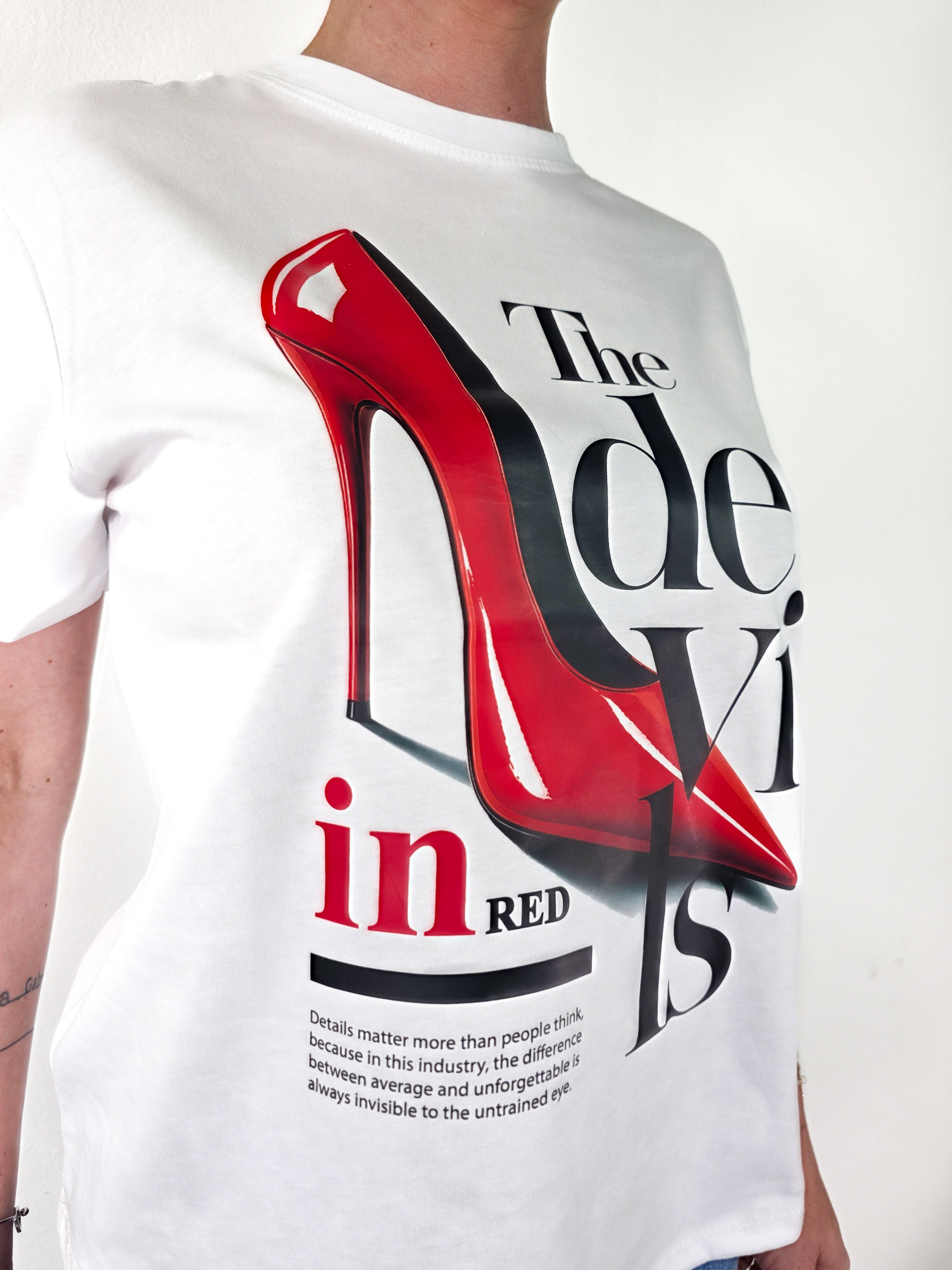 Kikisix - T-shirt "The Devil in Red" - Bianco