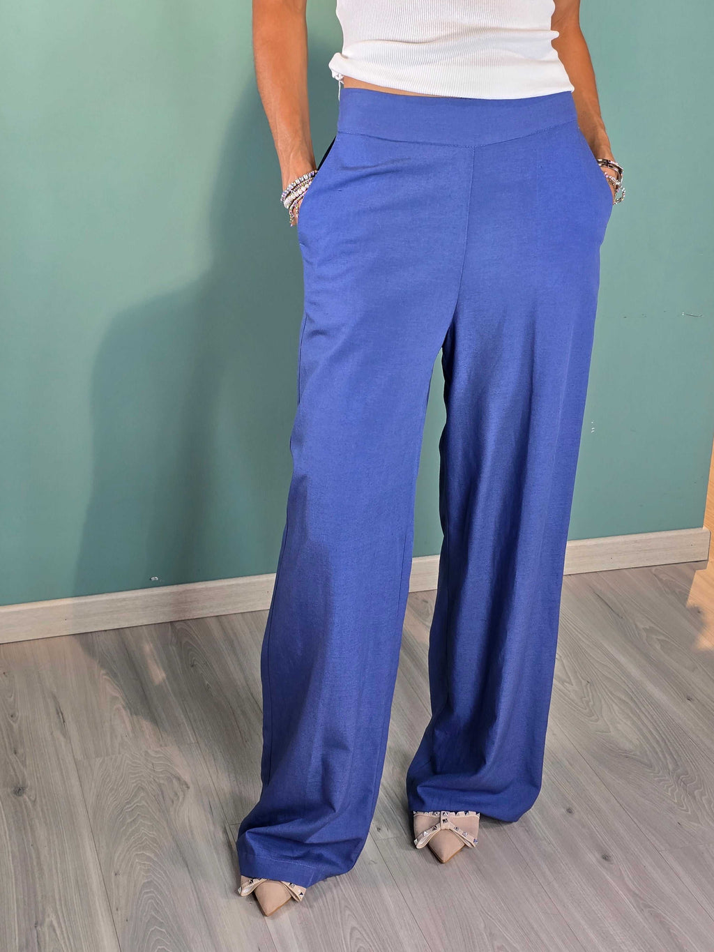 Pantalone Estate Kontatto blue palazzo pants with elastic waist and regular fit made of viscose and linen worn by model