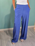 Pantalone Estate Kontatto blue palazzo pants with elastic waist and regular fit made of viscose and linen worn by model