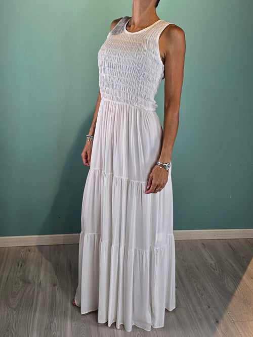 Donna che indossa abito Crêpe Kontatto lungo smanicato bianco con fit morbido in viscosa