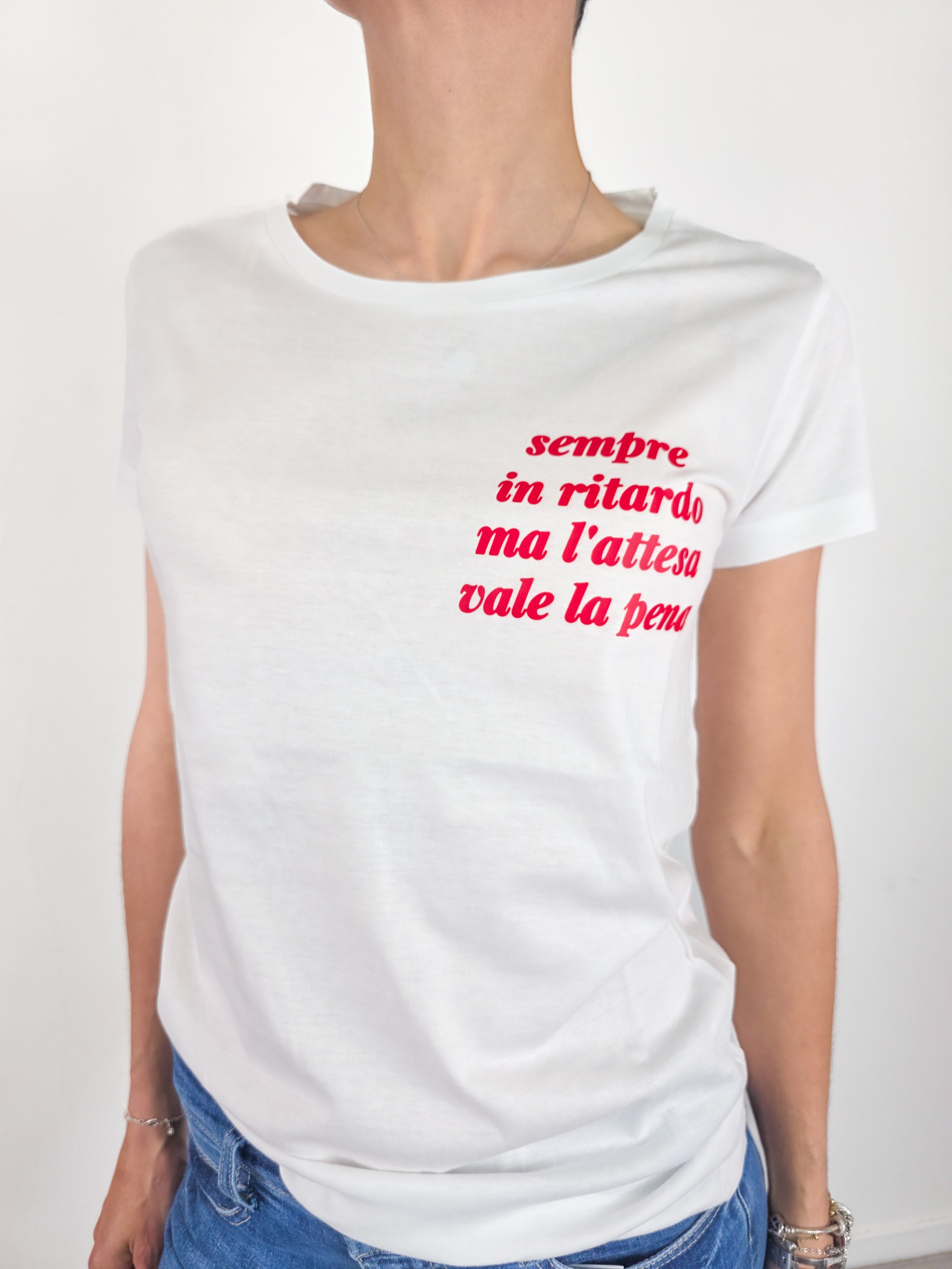 Kikisix - T-shirt Sempre in Ritardo - Bianco e Rosso