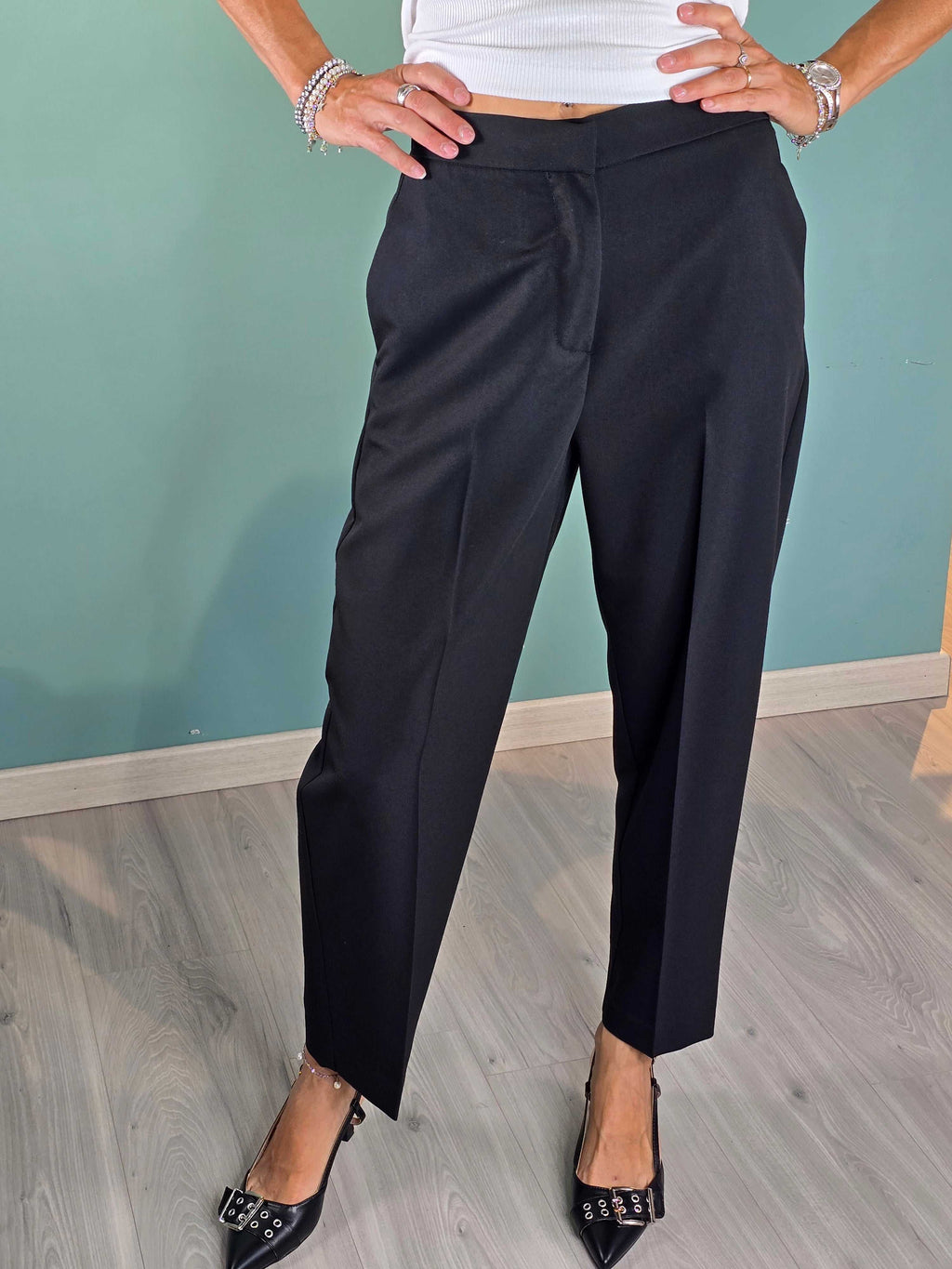 Pantalone Carlotta Gold black cigarette pants with soft fit on model wearing size S