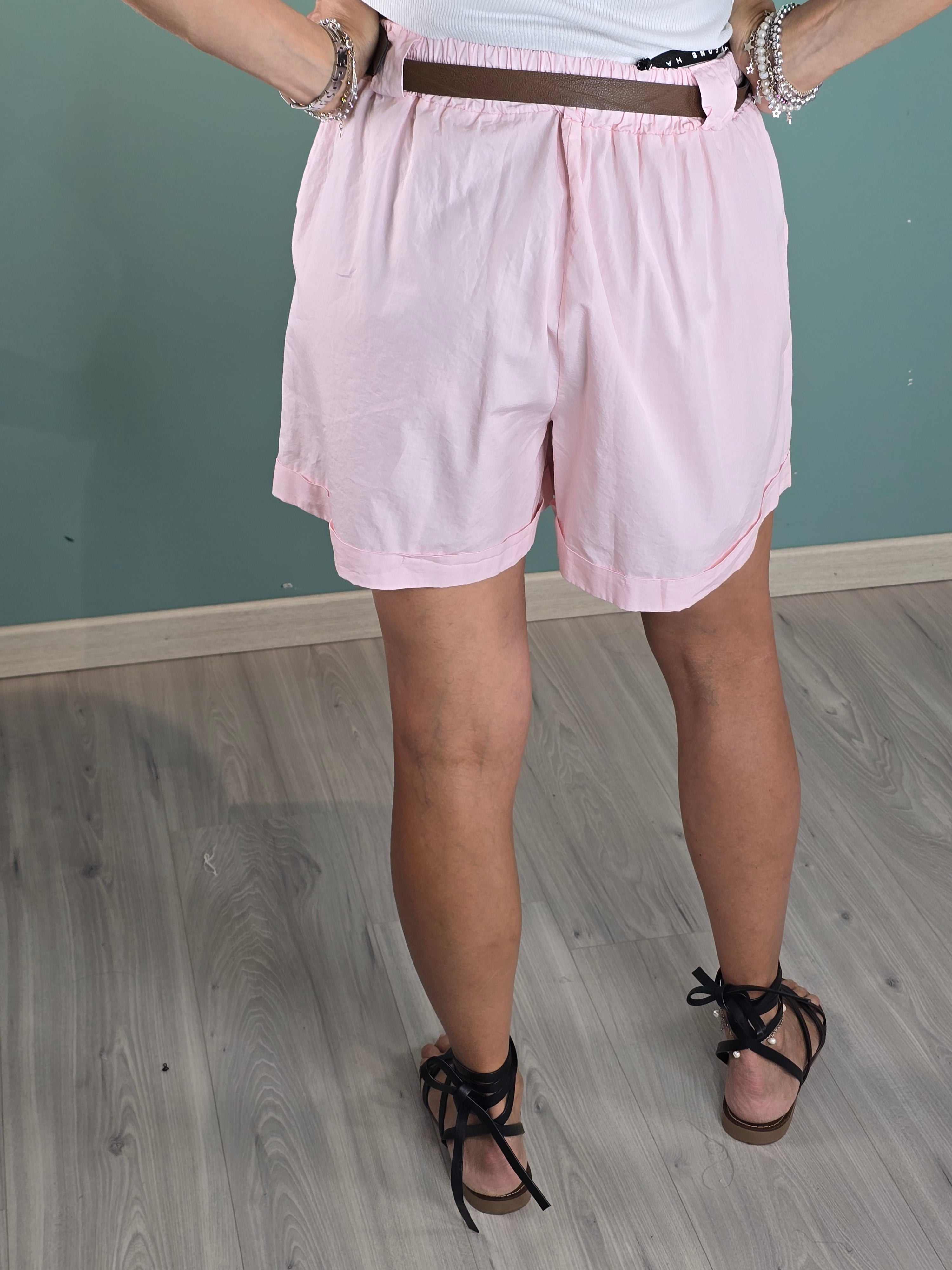 Light pink cotton Shorts Butterfly Haveone with belt and regular fit worn by model.