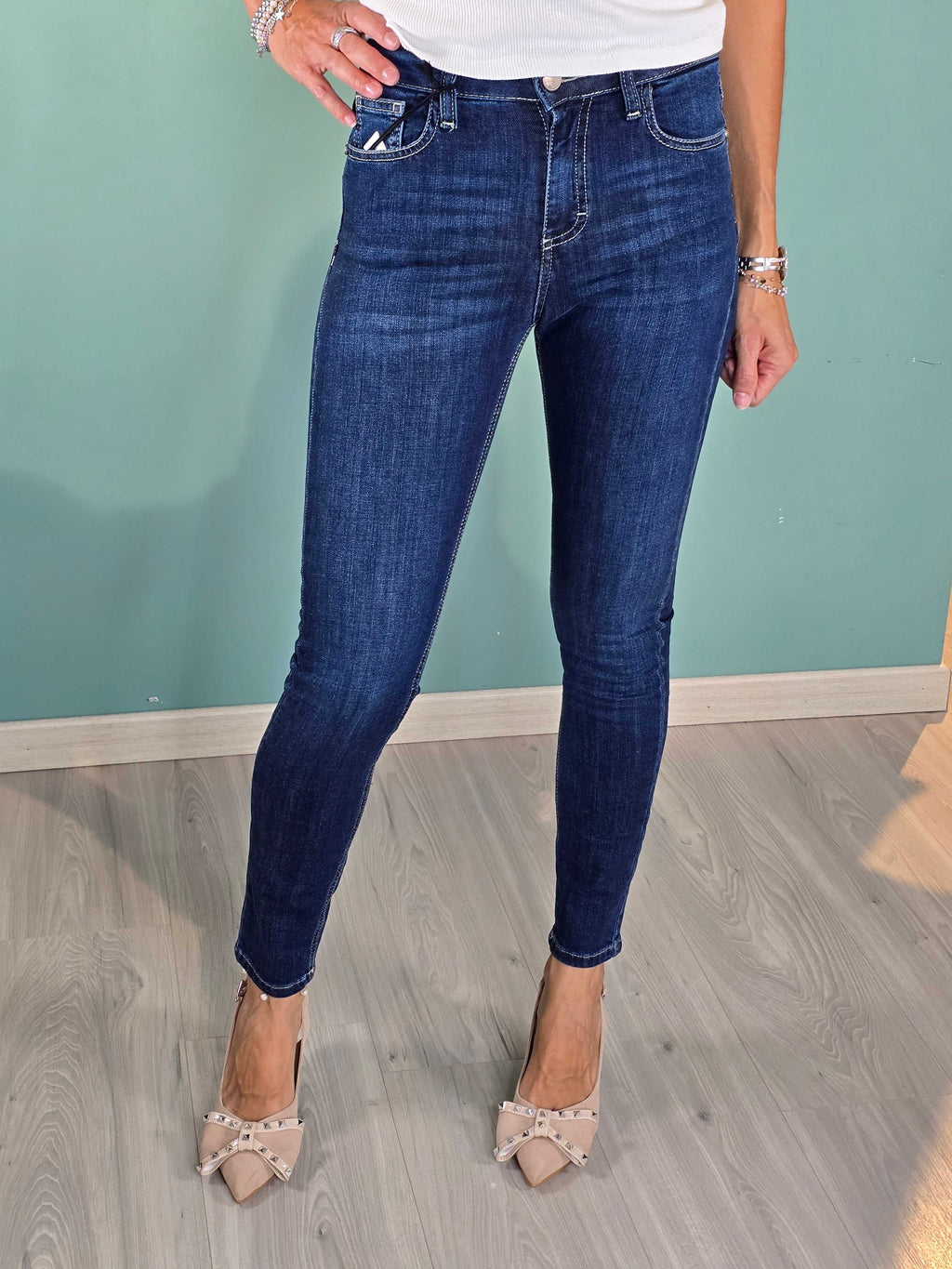 Women's denim skinny jeans in dark blue with regular fit and stretch fabric.
