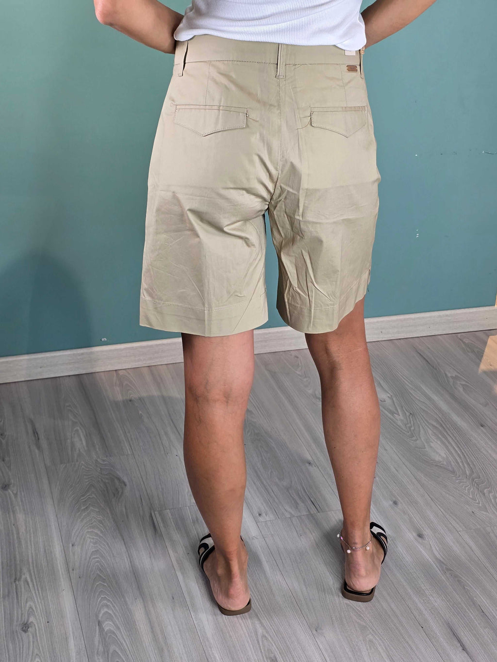 Back view of beige Pantaloncino Mughetto Squad knee-length shorts with regular fit worn by model