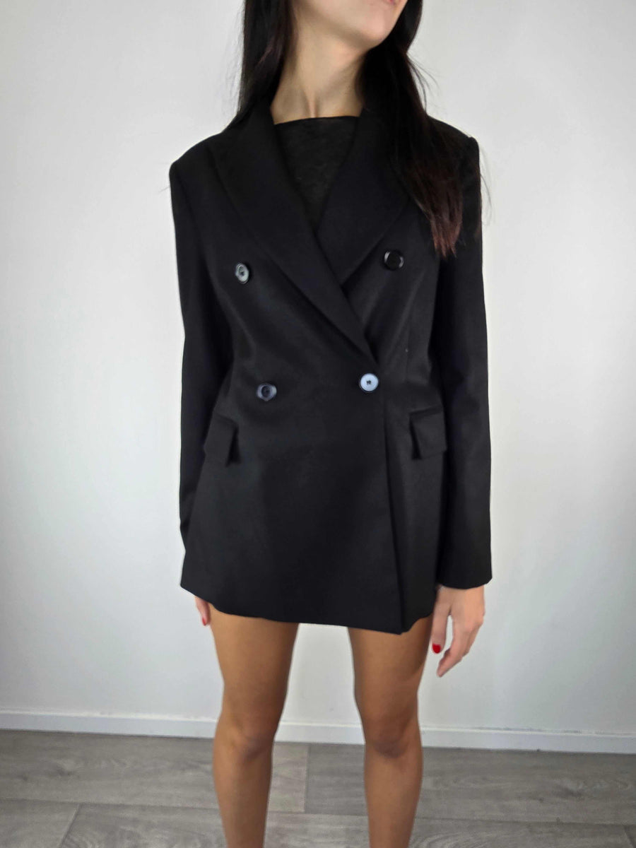Blazer doppiopetto nero morbido con bottoni e tasche, tessuto caldo e confortevole, vestibilità regolare.