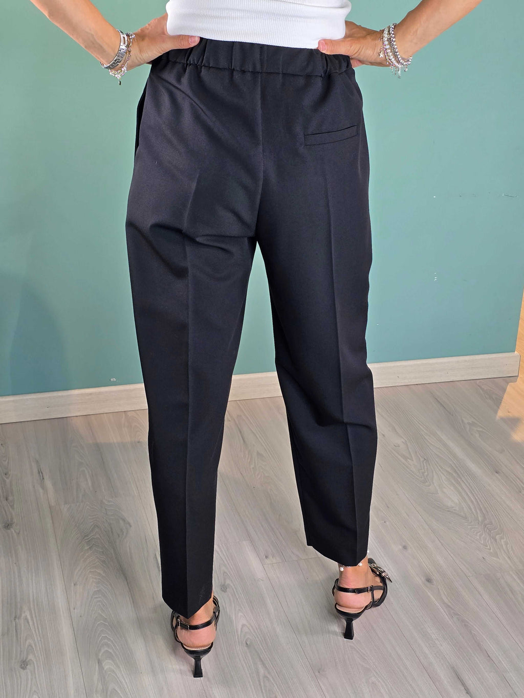 Pantalone Carlotta Gold morbido fit donna nero vista posteriore