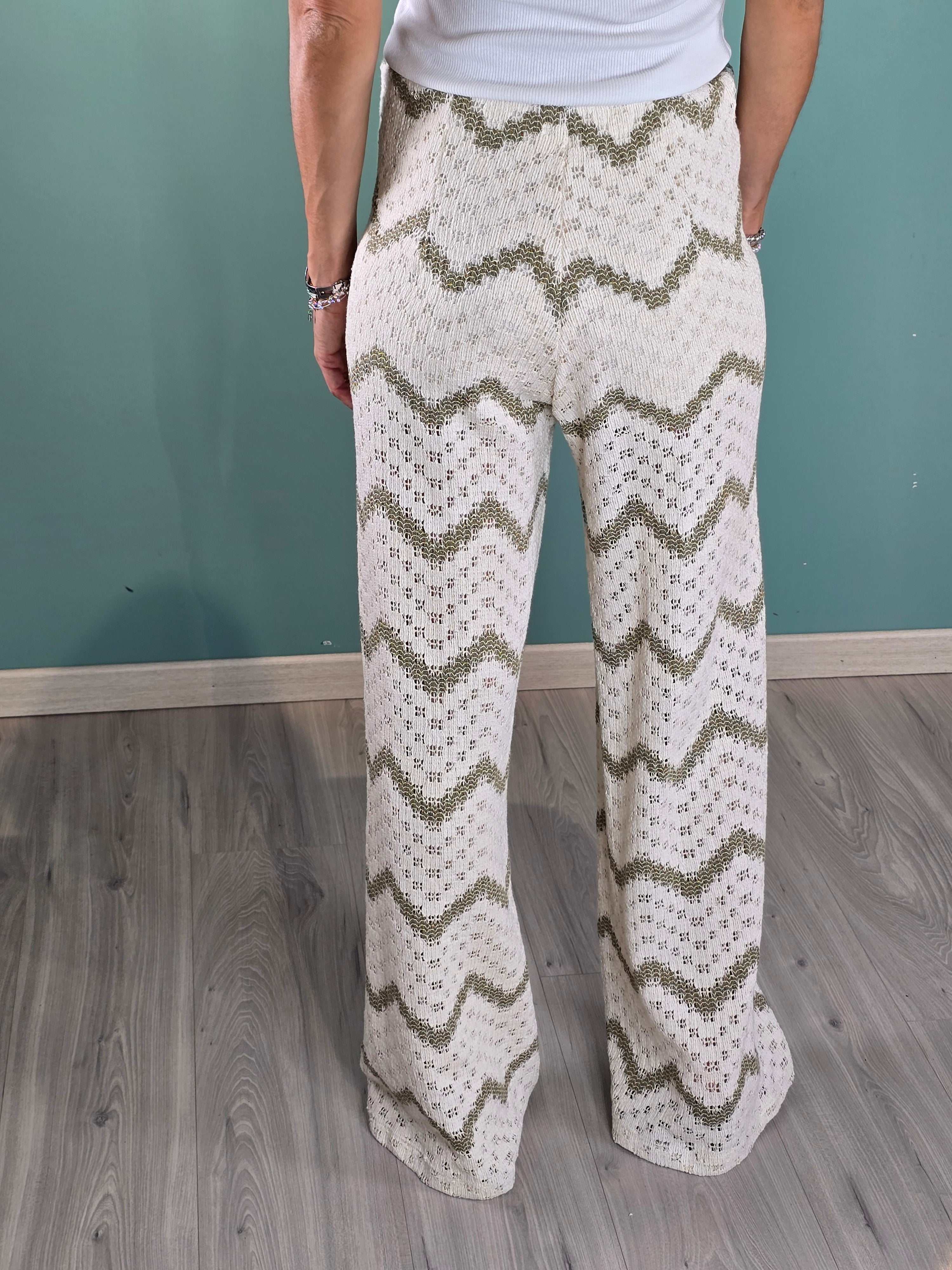 Pantalone Miss Saiph in crochet soft fabric with elastic waistband and regular fit shown from the back.