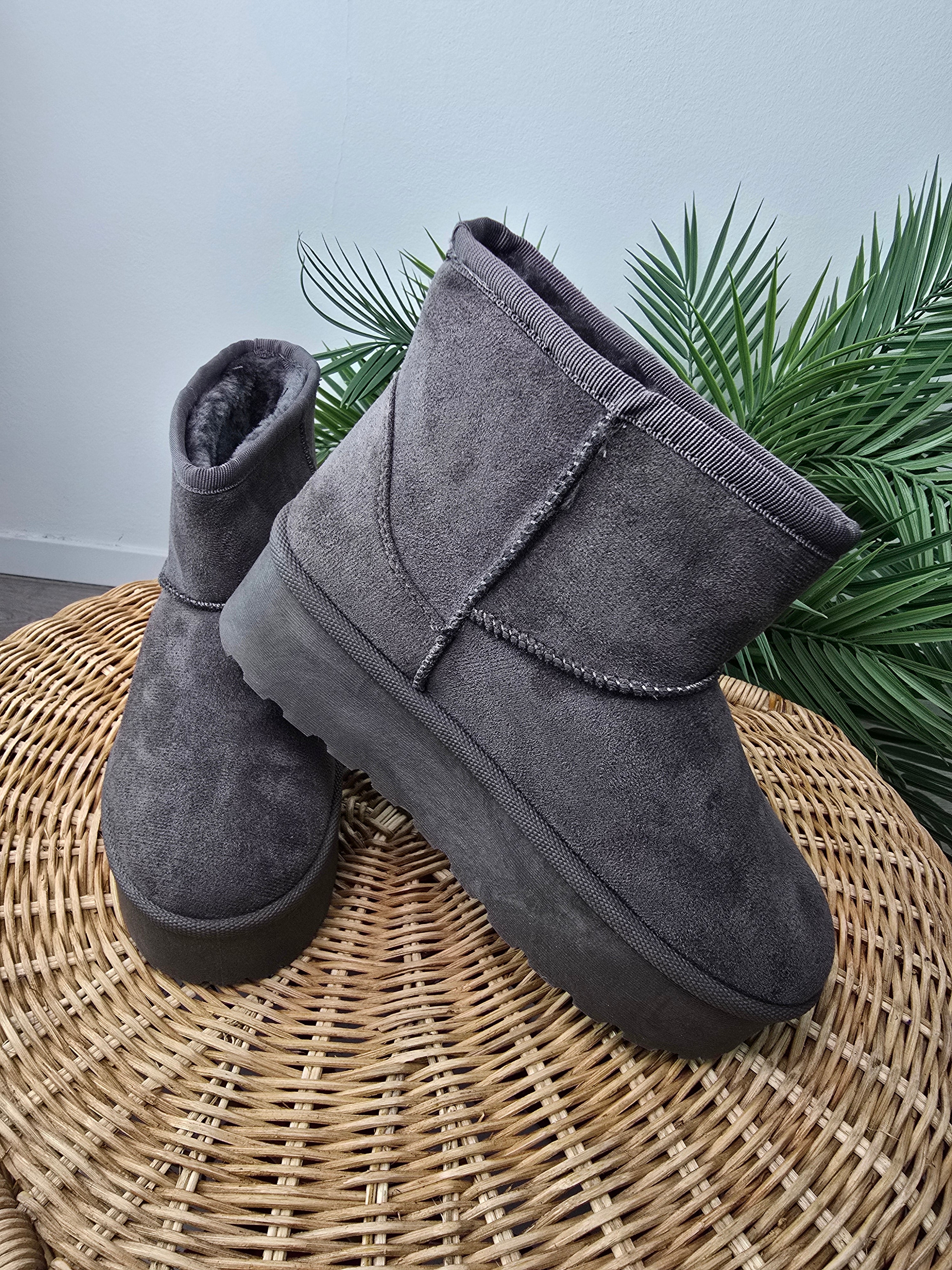 Stivaletto con pelliccia grigio 