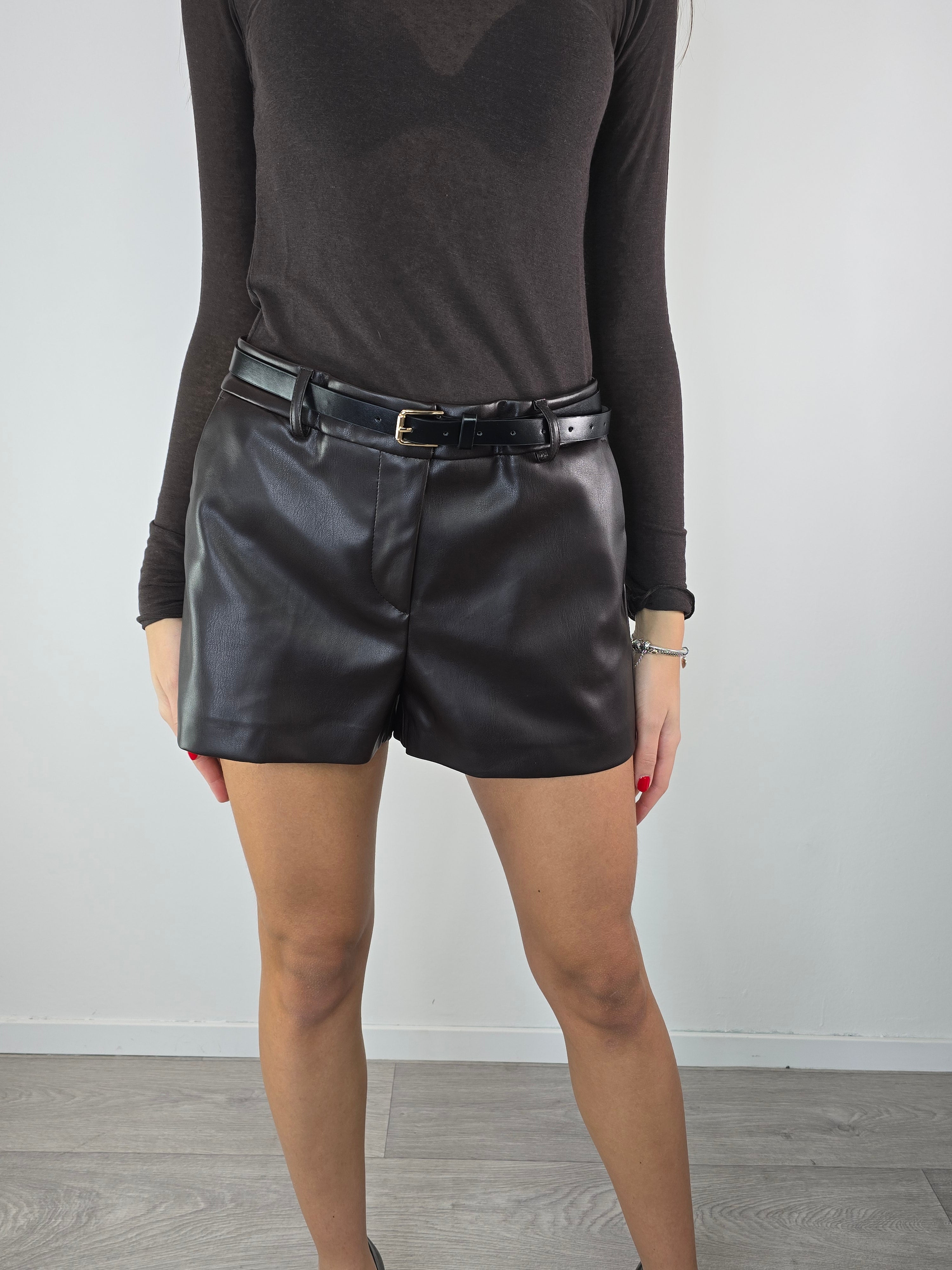 short in pelle marrone kontatto 25