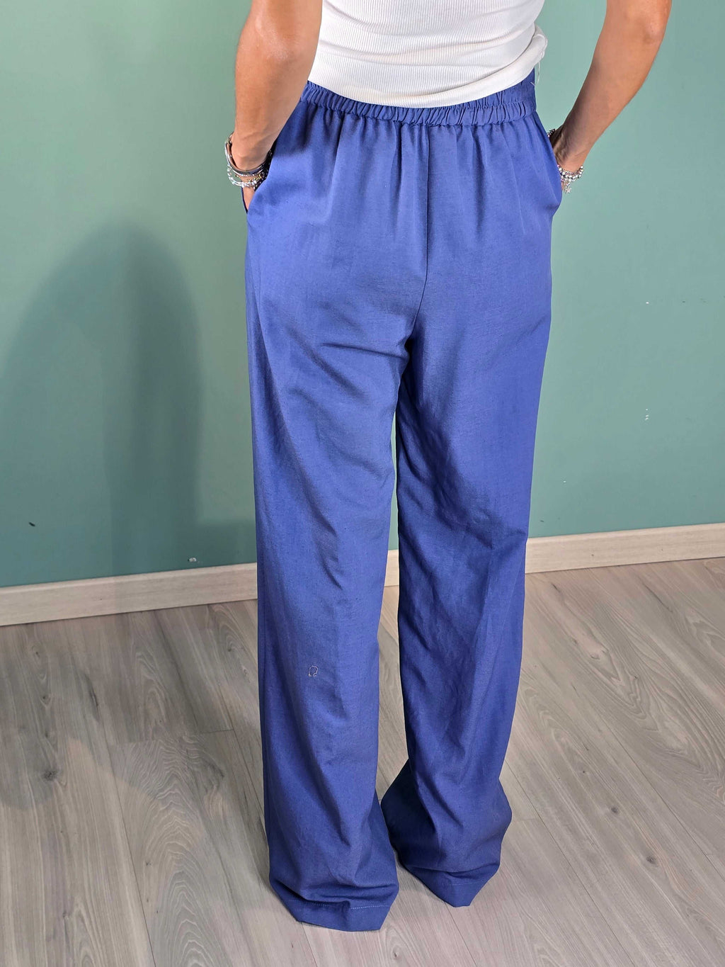 Pantalone Estate Kontatto blue palazzo pants with elastic waist and regular fit back view