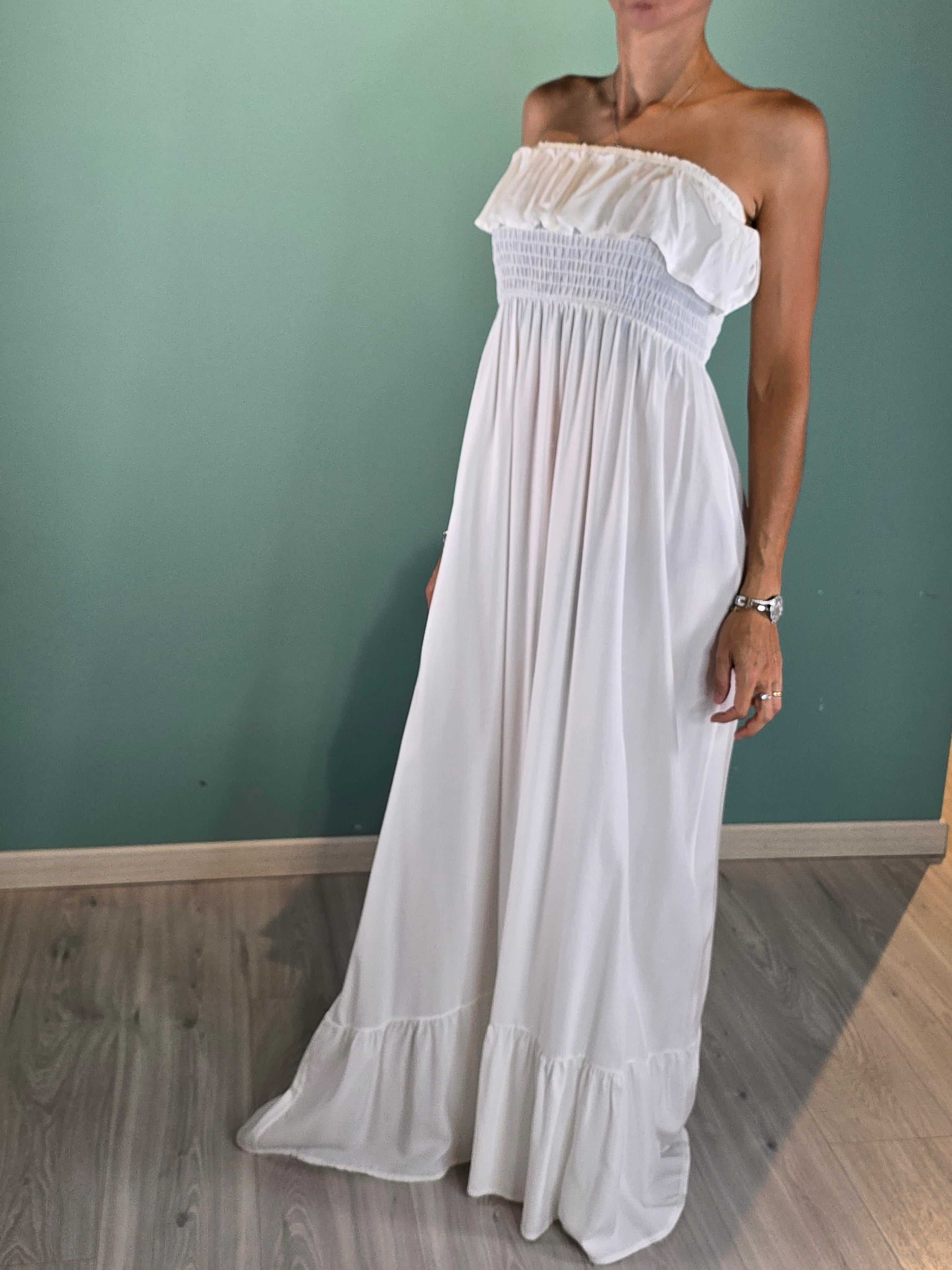 Donna indossa abito Comfy Kontatto bianco senza spalline fit morbido in viscosa