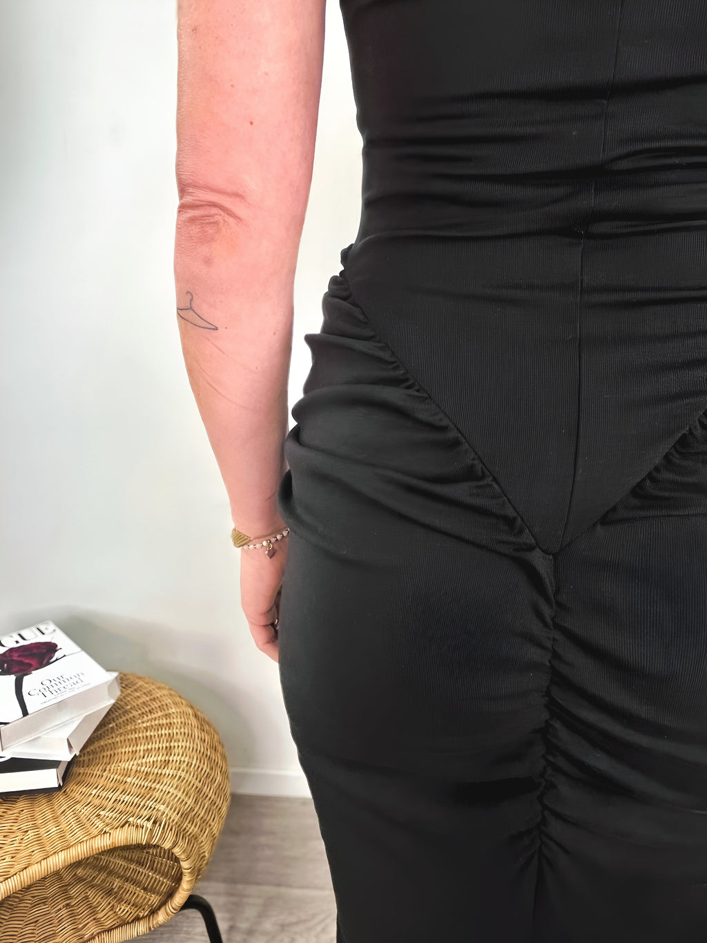 Kontatto - Abito lungo elegante con collana dorata - Nero