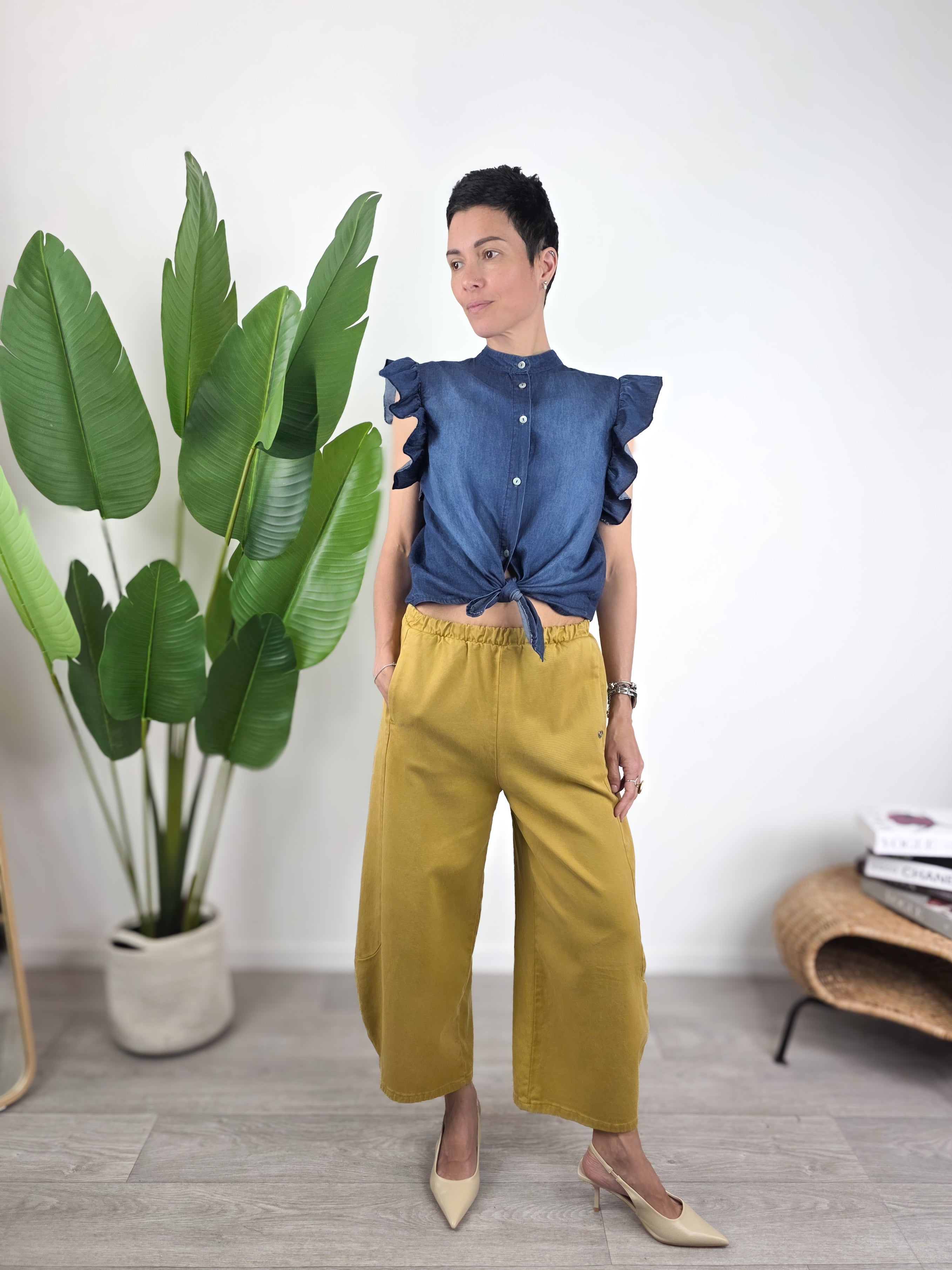 Camicetta Susy Mix in chambray blu con collo coreana abbinata a pantalone senape Please balloon look casual elegante