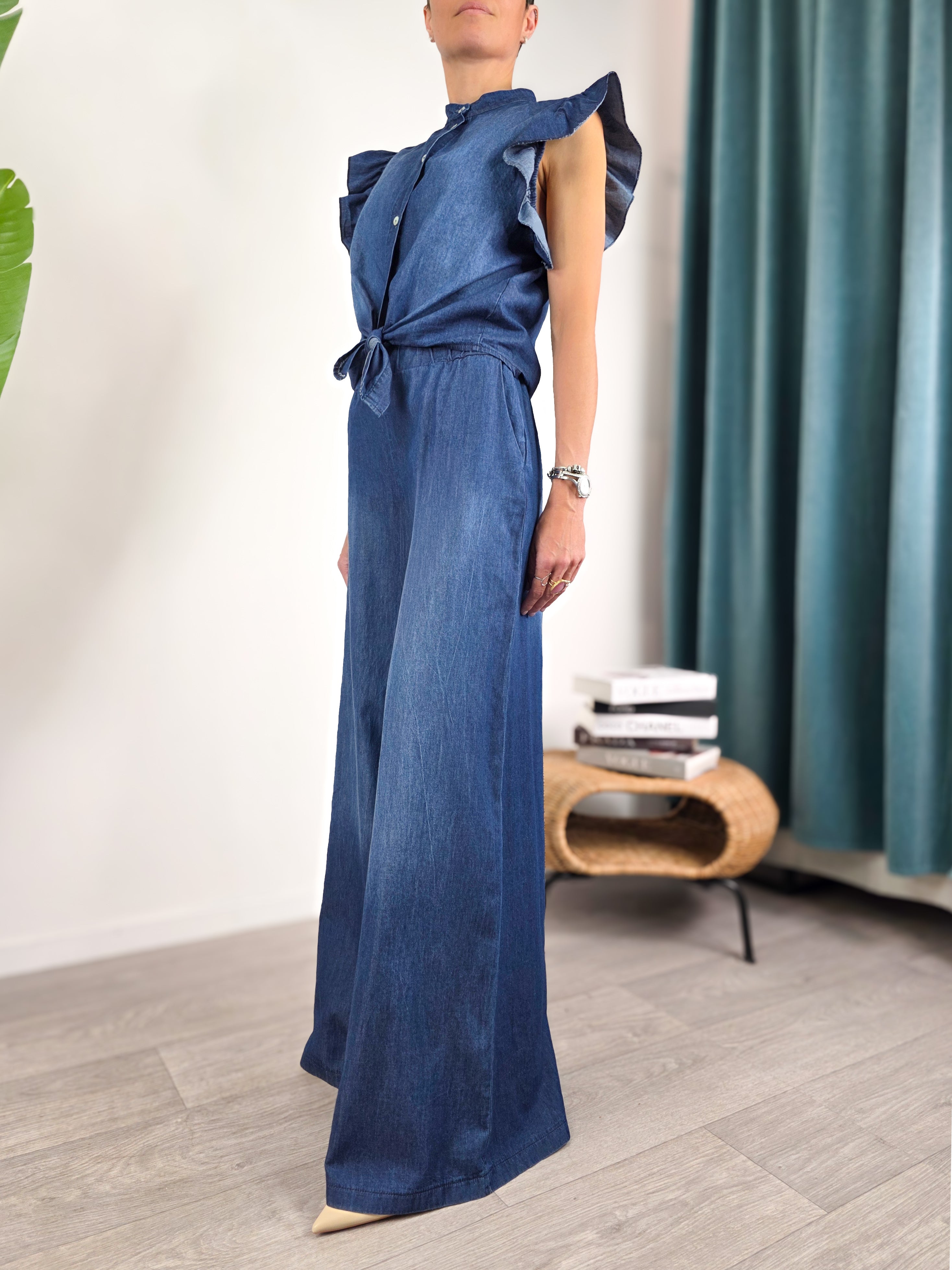Dettaglio laterale del pantalone palazzo Susy Mix in chambray blu con vita elasticizzata