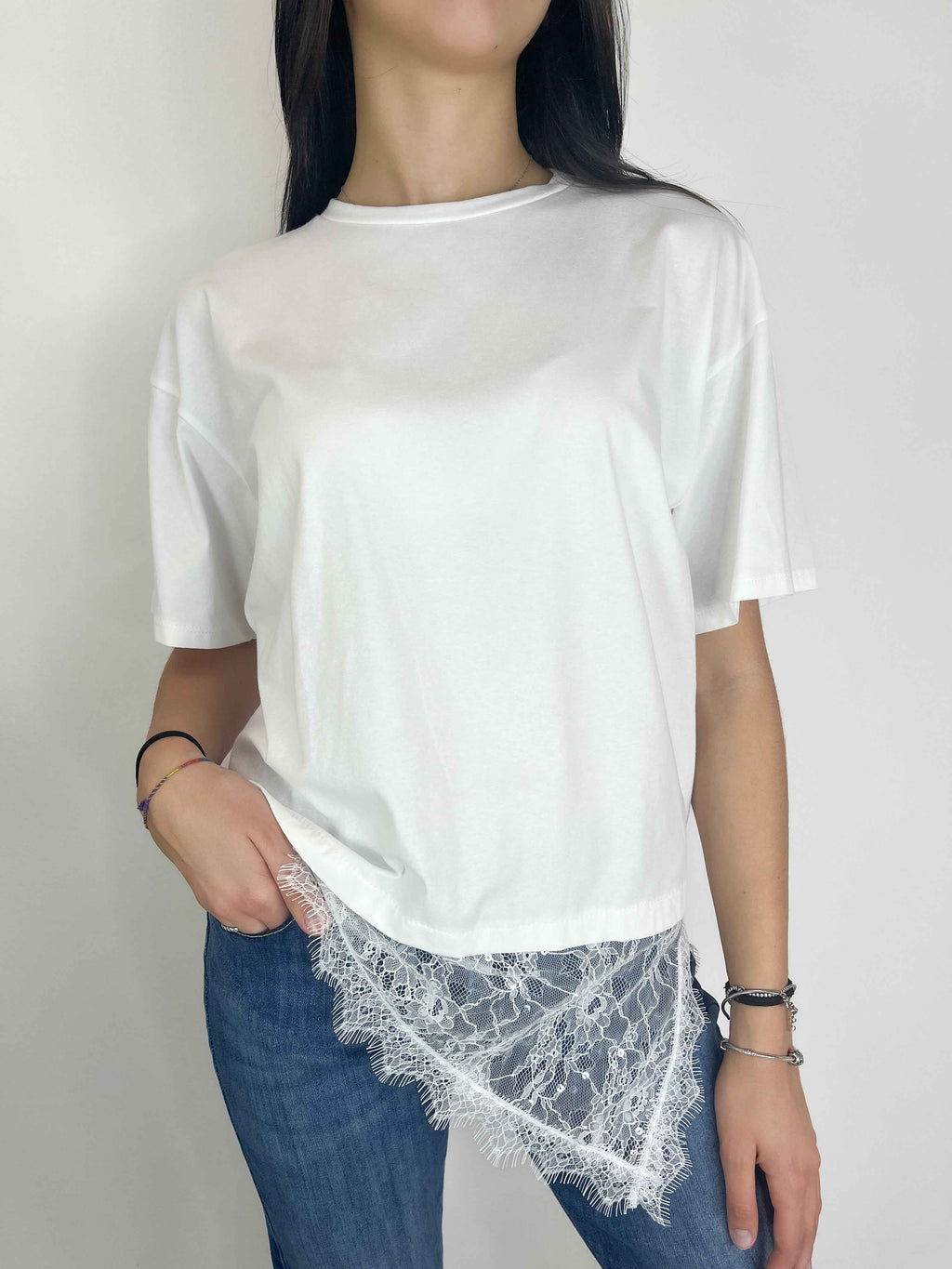 Kikisix - T-shirt con pizzo asimmetrico - Bianco