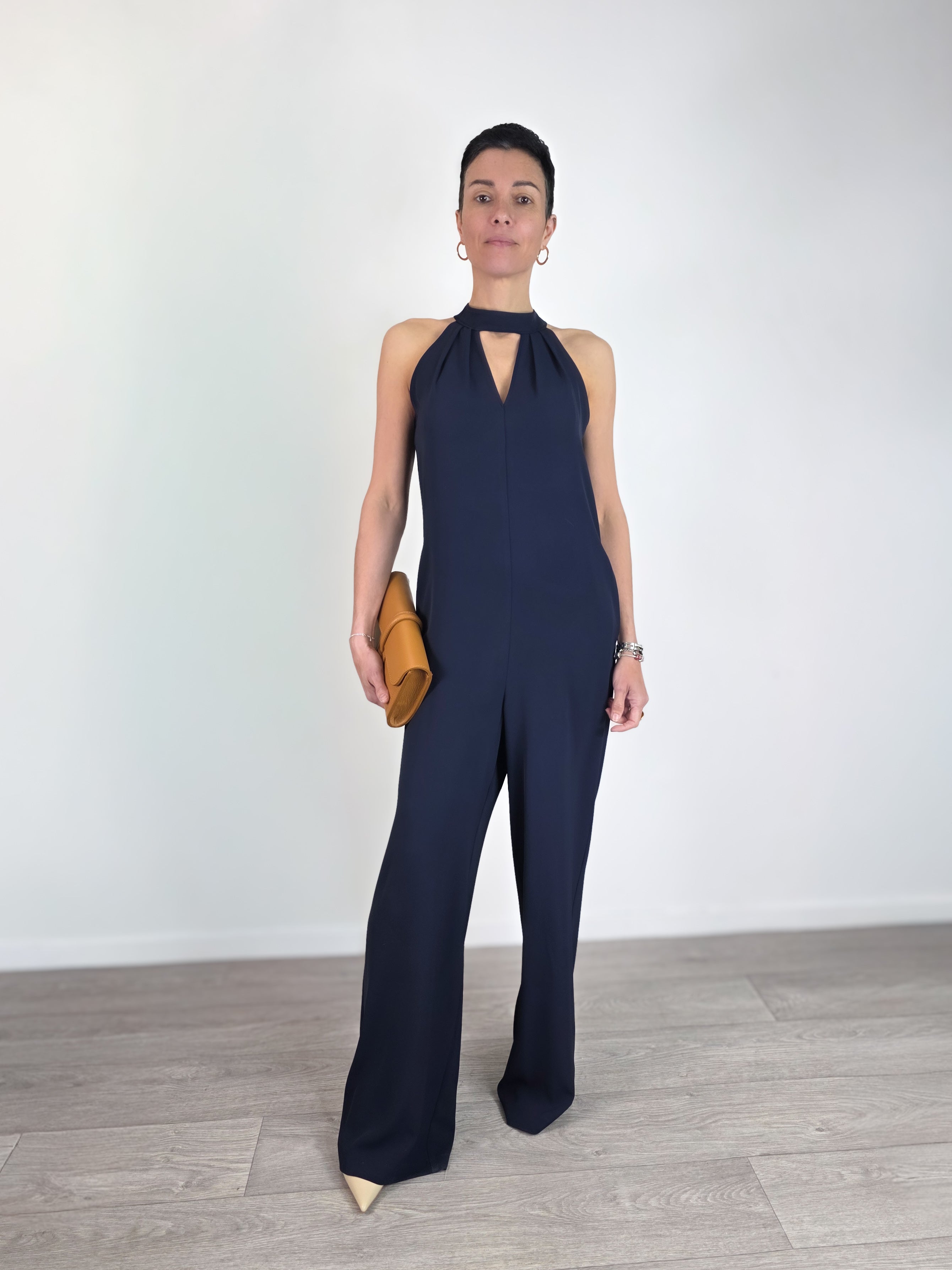Tuta donna elegante blu indossata con accessori