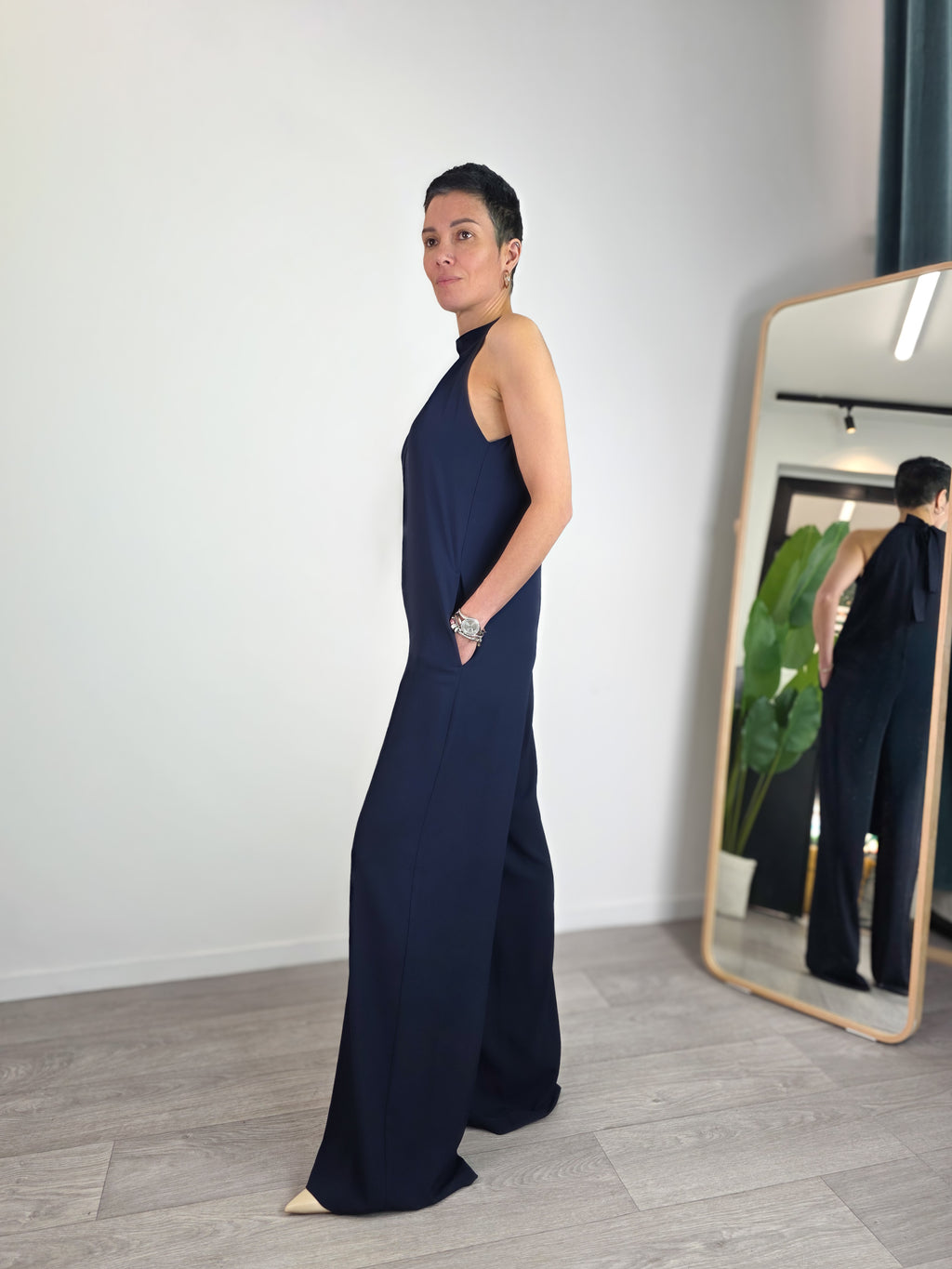 Tuta elegante blu Kontatto vista laterale con gamba ampia