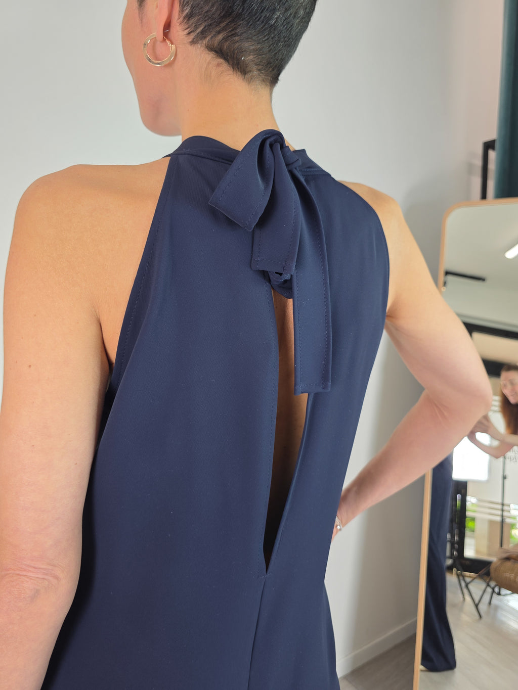 Dettaglio scollo all’americana schiena con fiocco tuta blu Kontatto